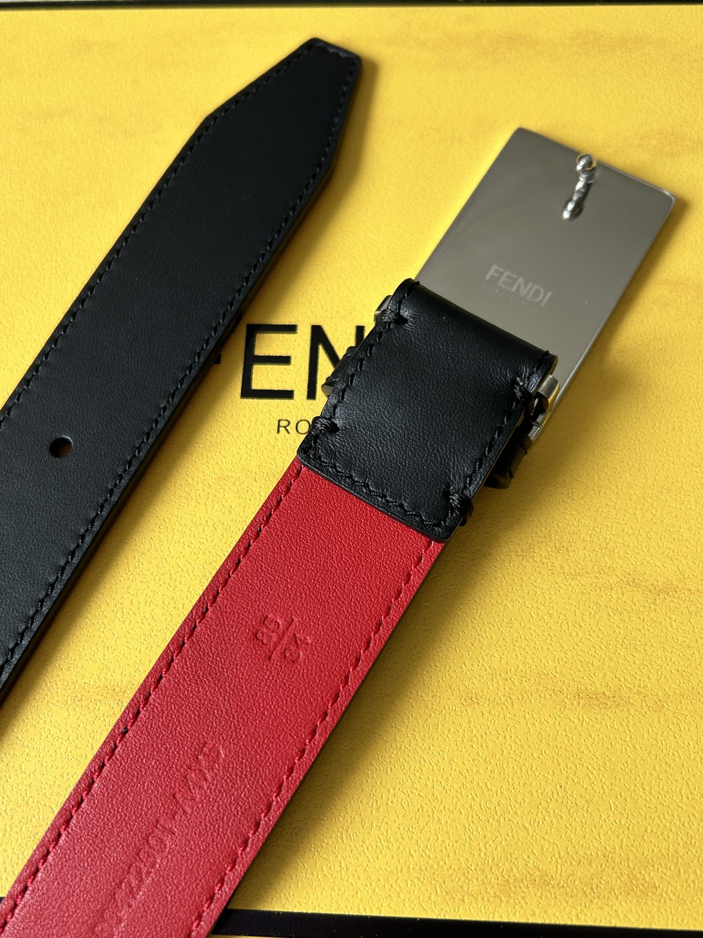  FENDI （芬迪）专柜同款  男士窄版腰带  宽3.0cm 全粒面黑色光滑小牛皮红色内衬 皮质柔软 