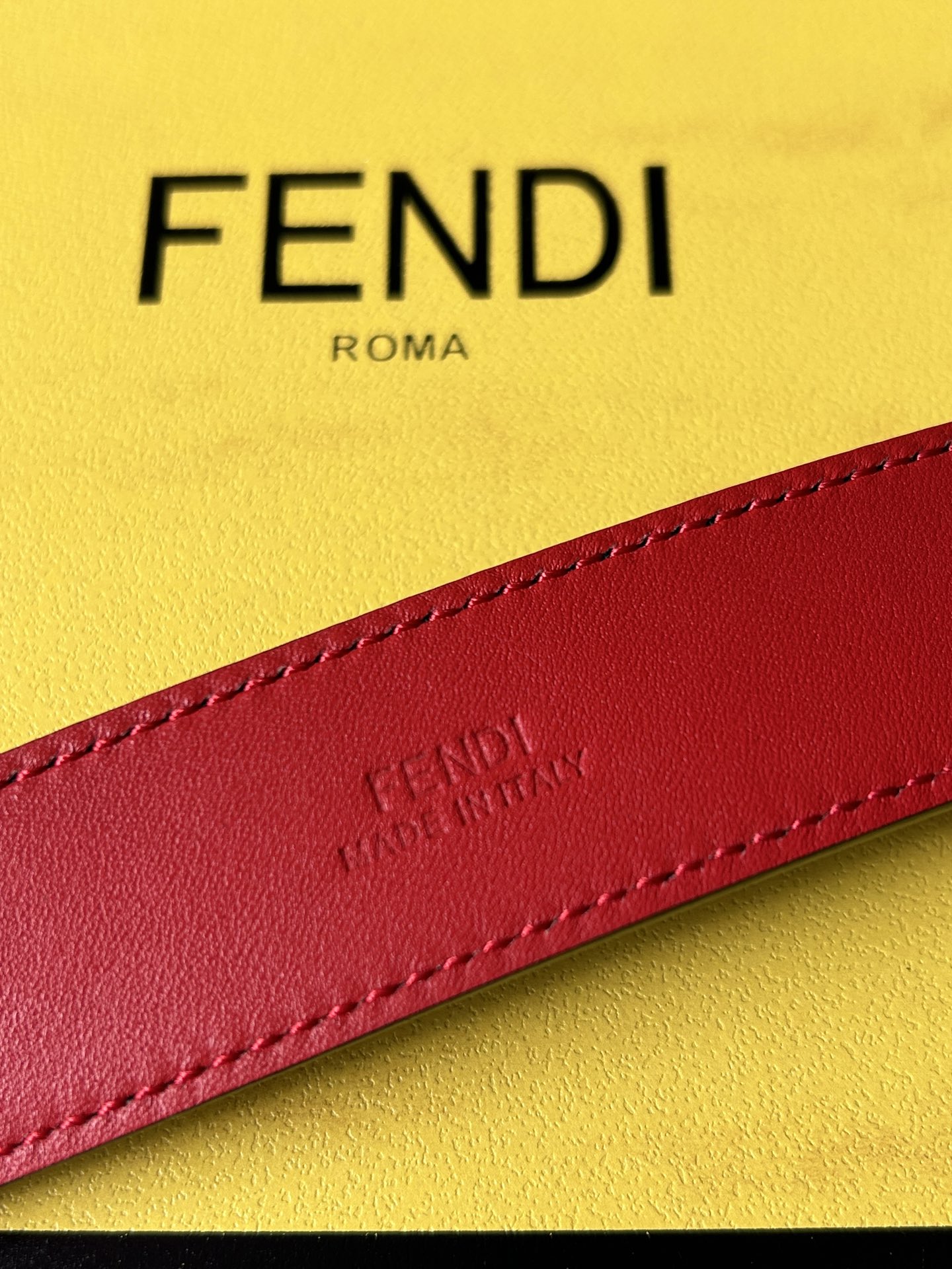  FENDI （芬迪）专柜同款  男士窄版腰带  宽3.0cm 全粒面黑色光滑小牛皮红色内衬 皮质柔软 