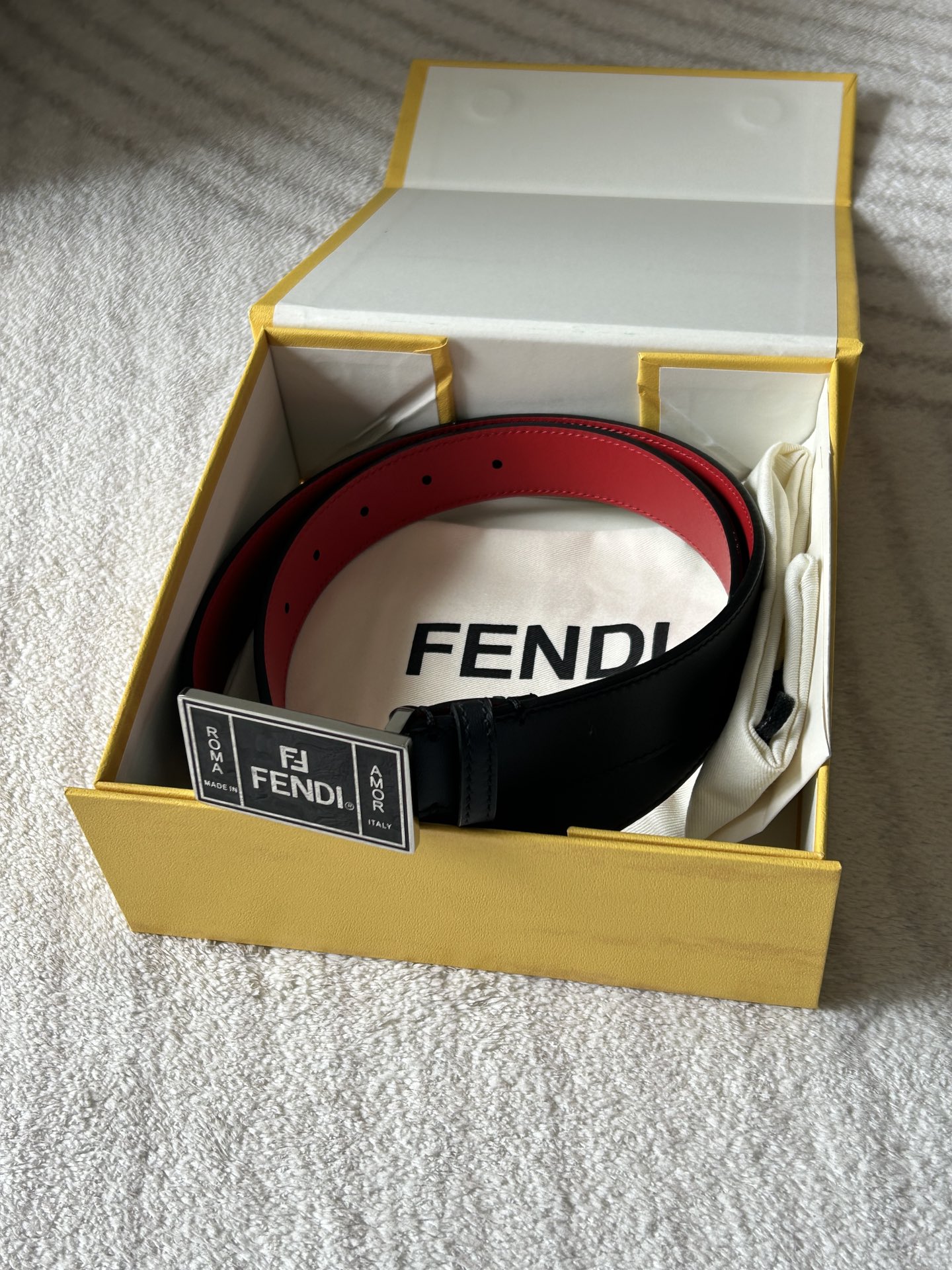  FENDI （芬迪）专柜同款  男士窄版腰带  宽3.0cm 全粒面黑色光滑小牛皮红色内衬 皮质柔软 
