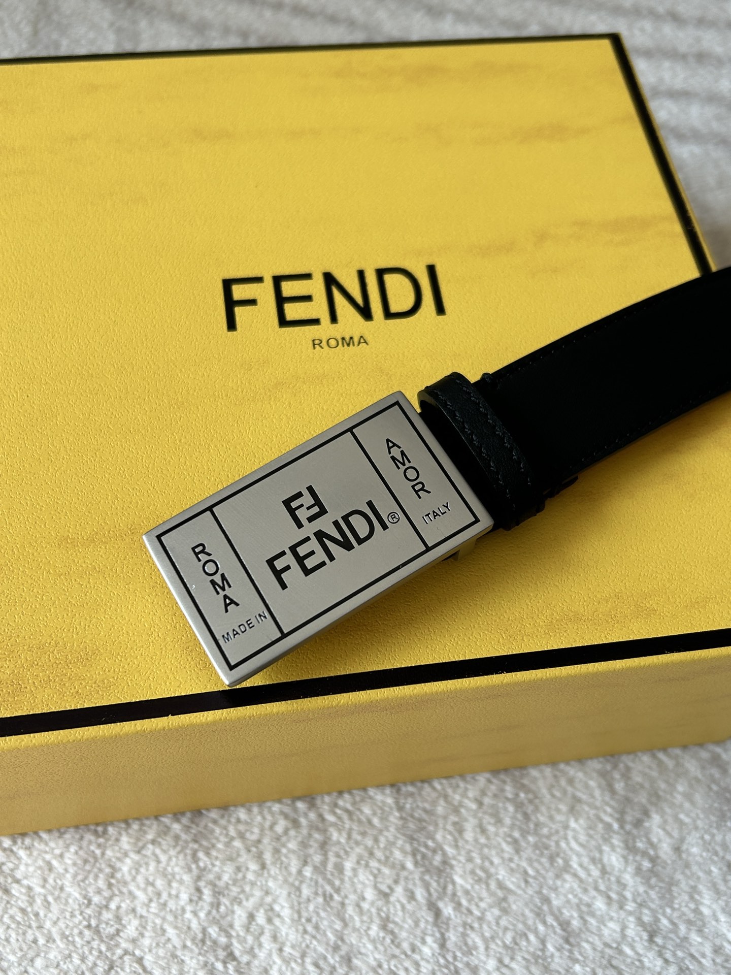  FENDI （芬迪）专柜同款  男士窄版腰带  宽3.0cm 全粒面黑色光滑小牛皮黄色内衬 皮质柔软 