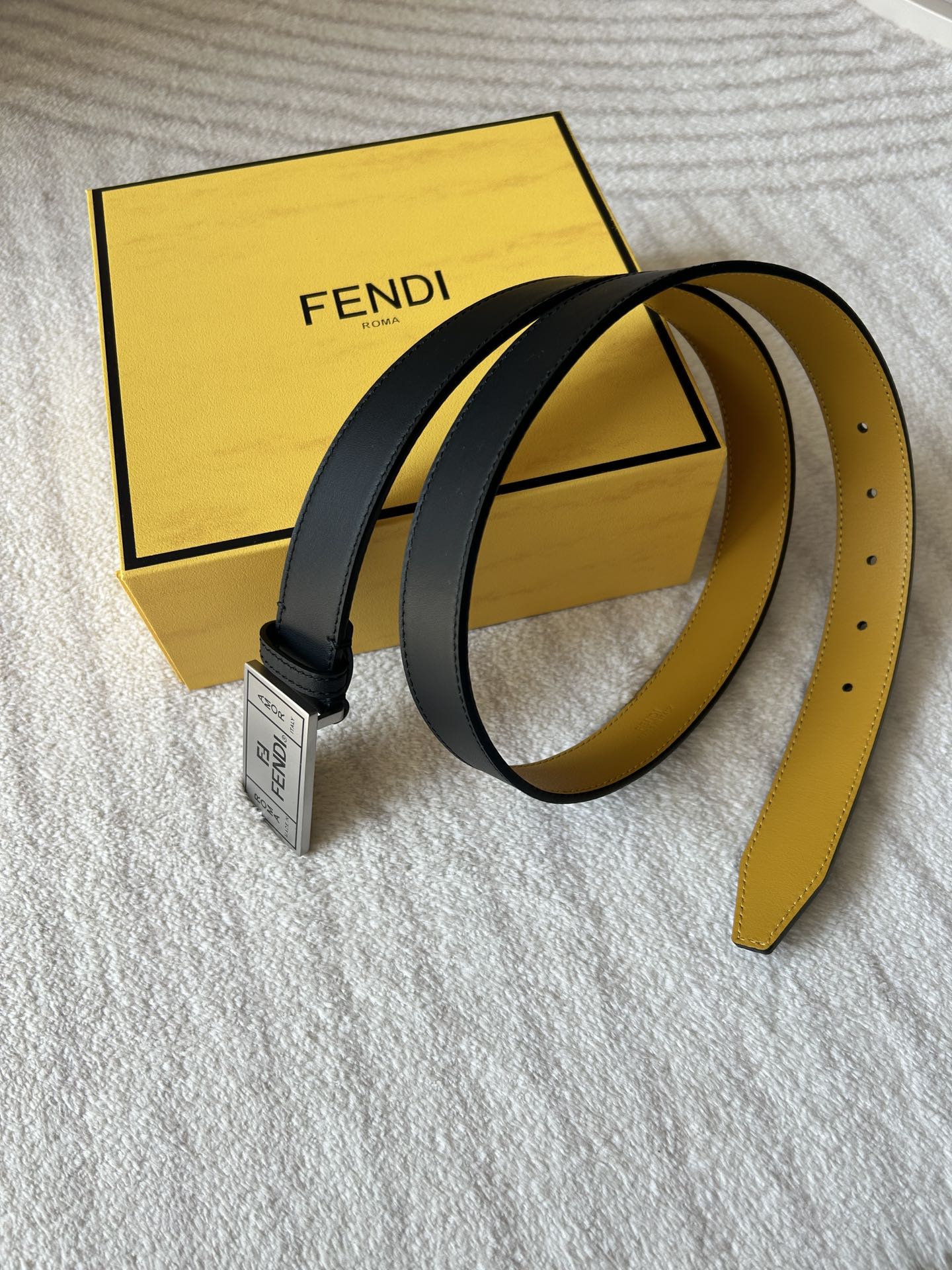  FENDI （芬迪）专柜同款  男士窄版腰带  宽3.0cm 全粒面黑色光滑小牛皮黄色内衬 皮质柔软 