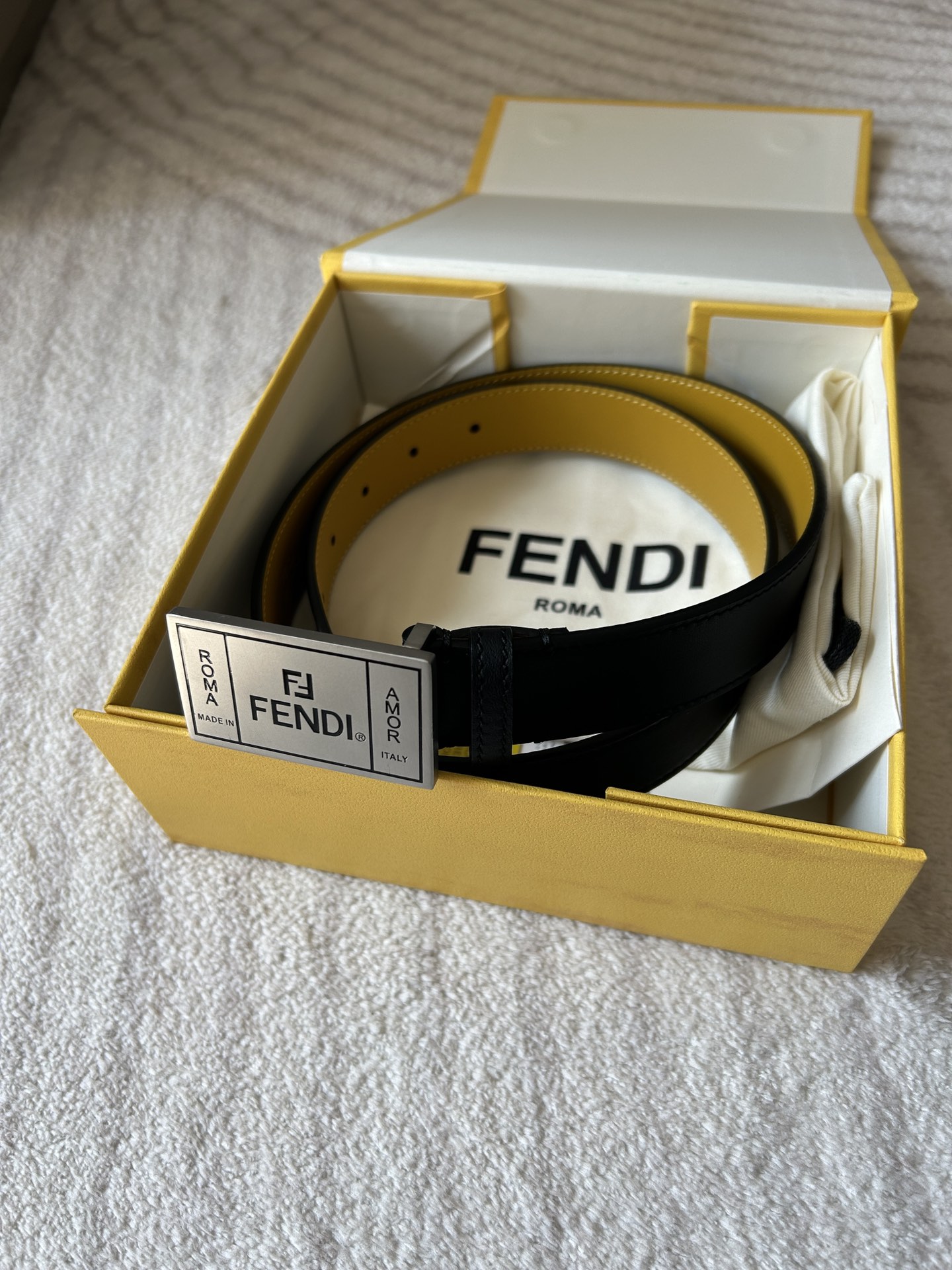  FENDI （芬迪）专柜同款  男士窄版腰带  宽3.0cm 全粒面黑色光滑小牛皮黄色内衬 皮质柔软 