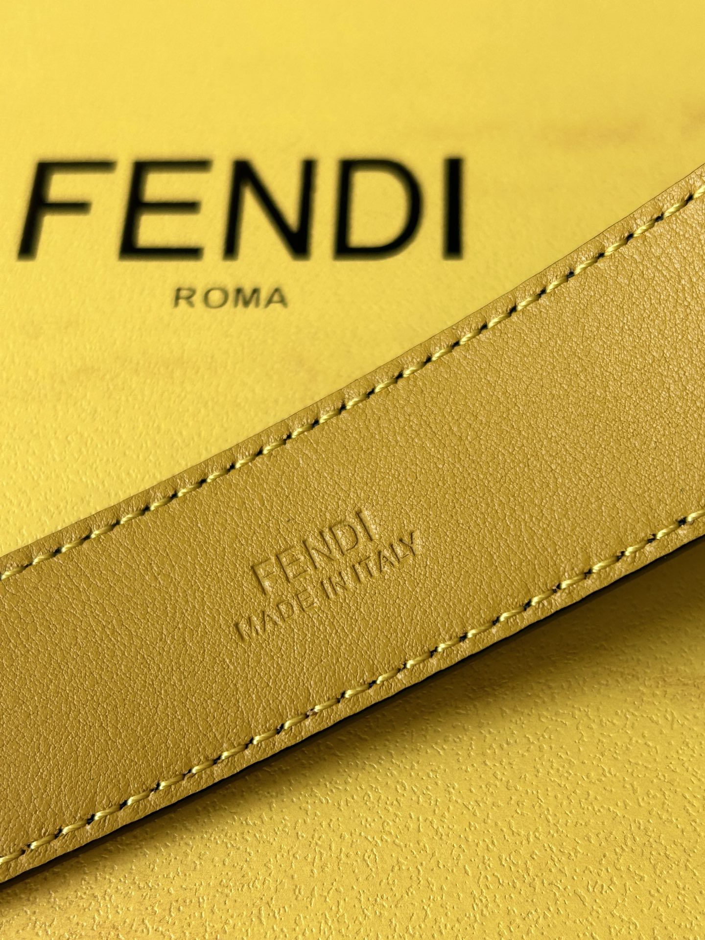  FENDI （芬迪）专柜同款  男士窄版腰带  宽3.0cm 全粒面黑色光滑小牛皮黄色内衬 皮质柔软 