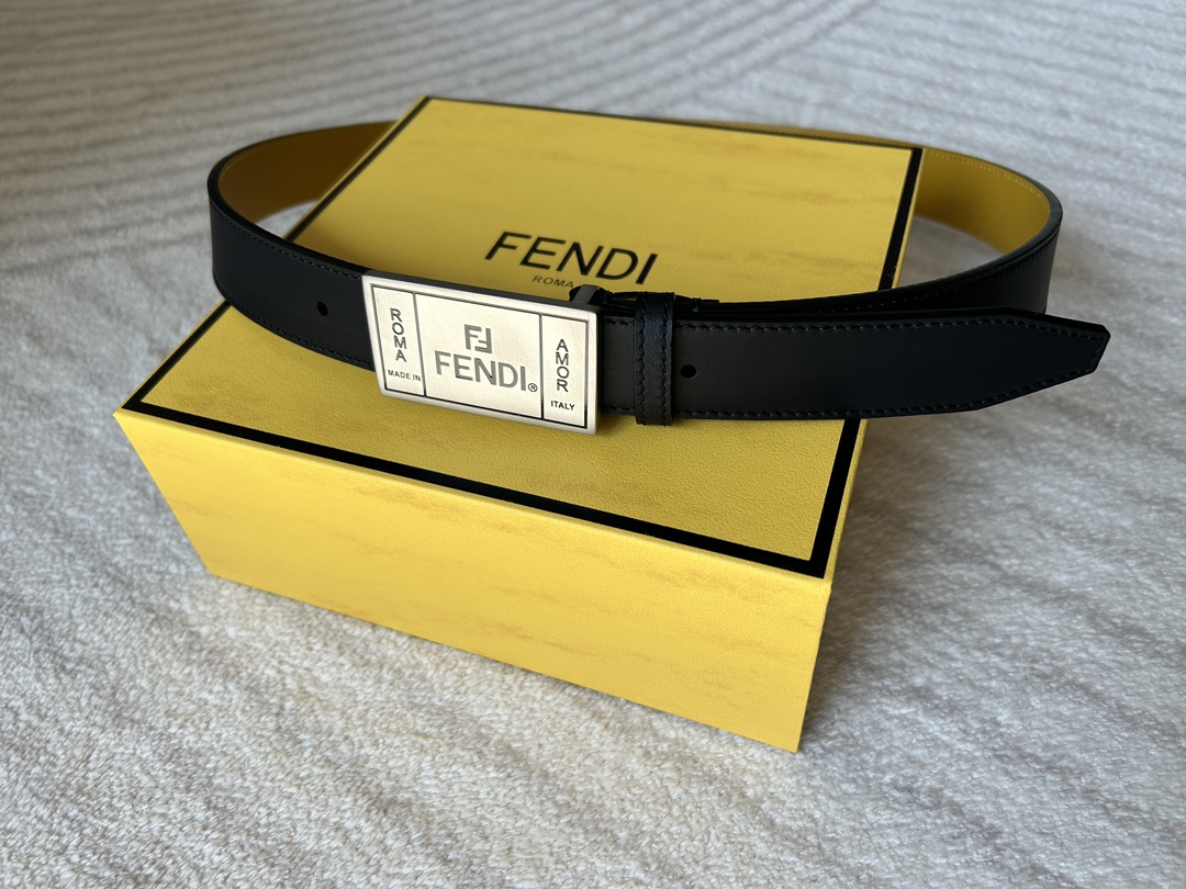  FENDI （芬迪）专柜同款  男士窄版腰带  宽3.0cm 全粒面黑色光滑小牛皮黄色内衬 皮质柔软 