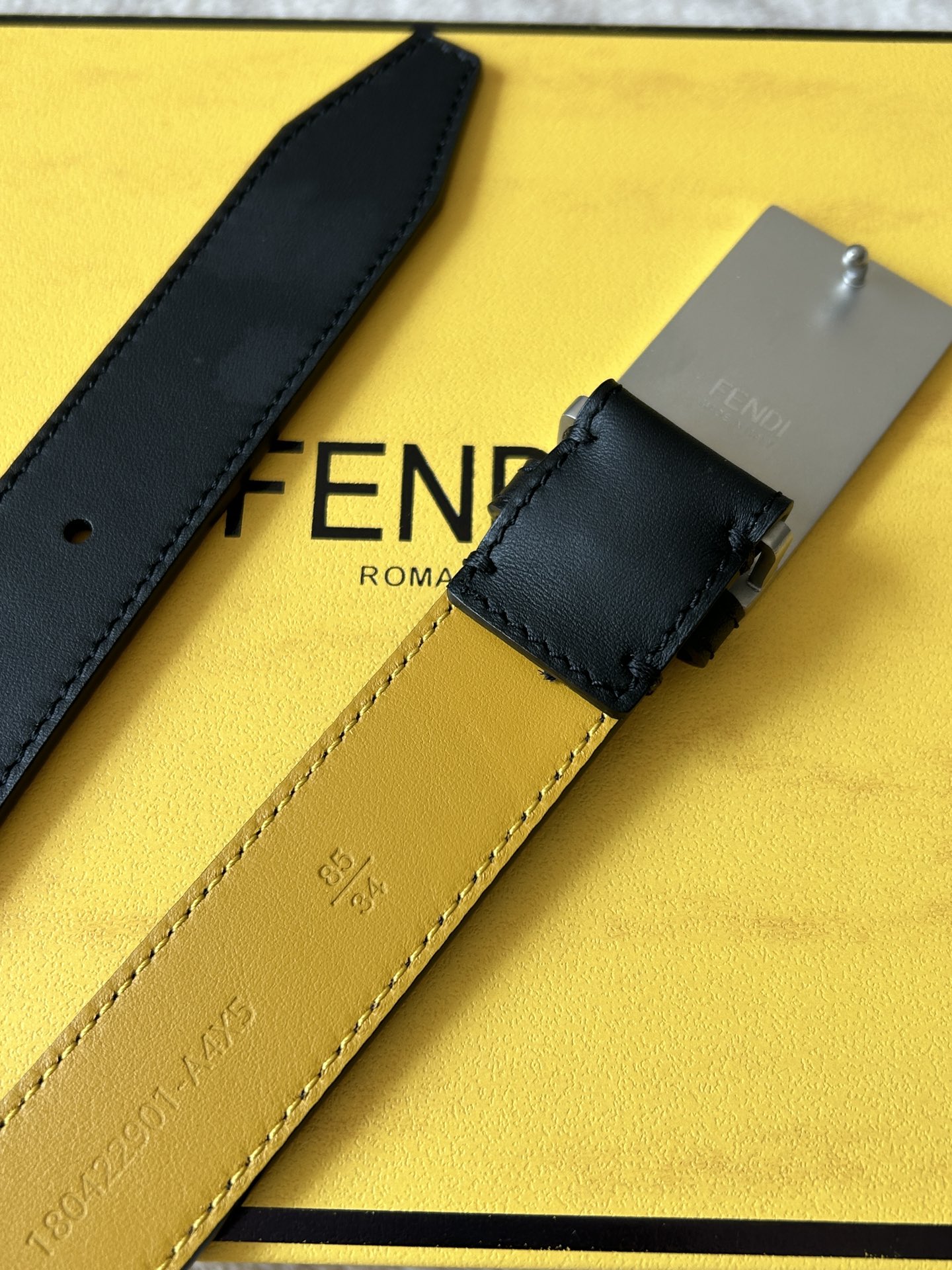  FENDI （芬迪）专柜同款  男士窄版腰带  宽3.0cm 全粒面黑色光滑小牛皮黄色内衬 皮质柔软 