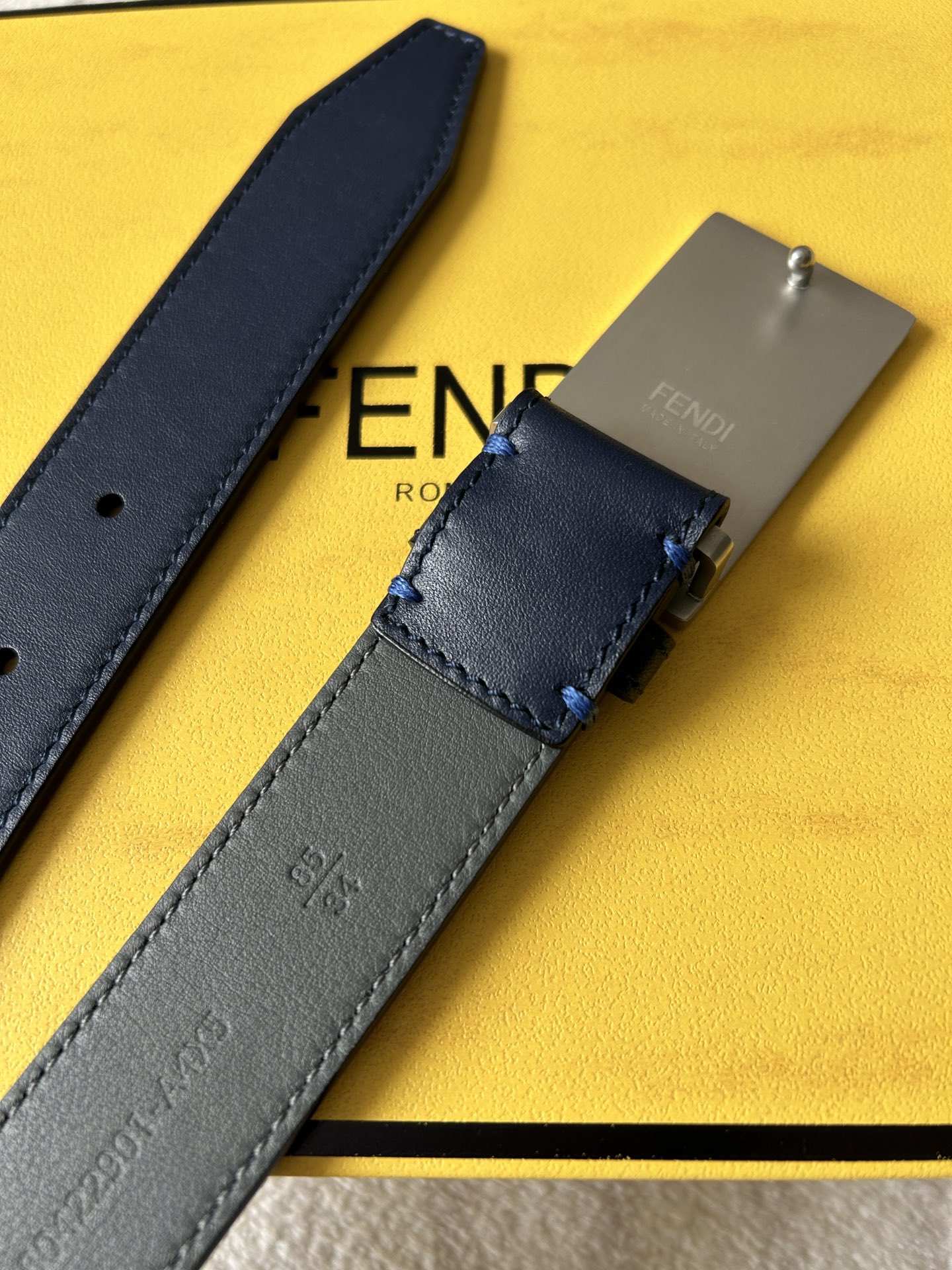  FENDI （芬迪）专柜同款  男士窄版腰带  宽3.0cm 全粒面蓝色光滑小牛皮灰色内衬 皮质柔软 