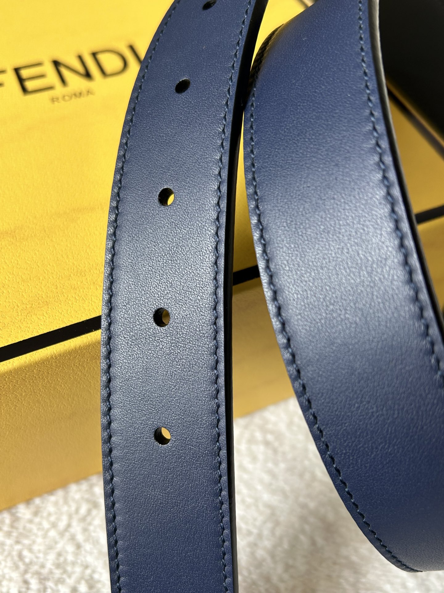  FENDI （芬迪）专柜同款  男士窄版腰带  宽3.0cm 全粒面蓝色光滑小牛皮灰色内衬 皮质柔软 