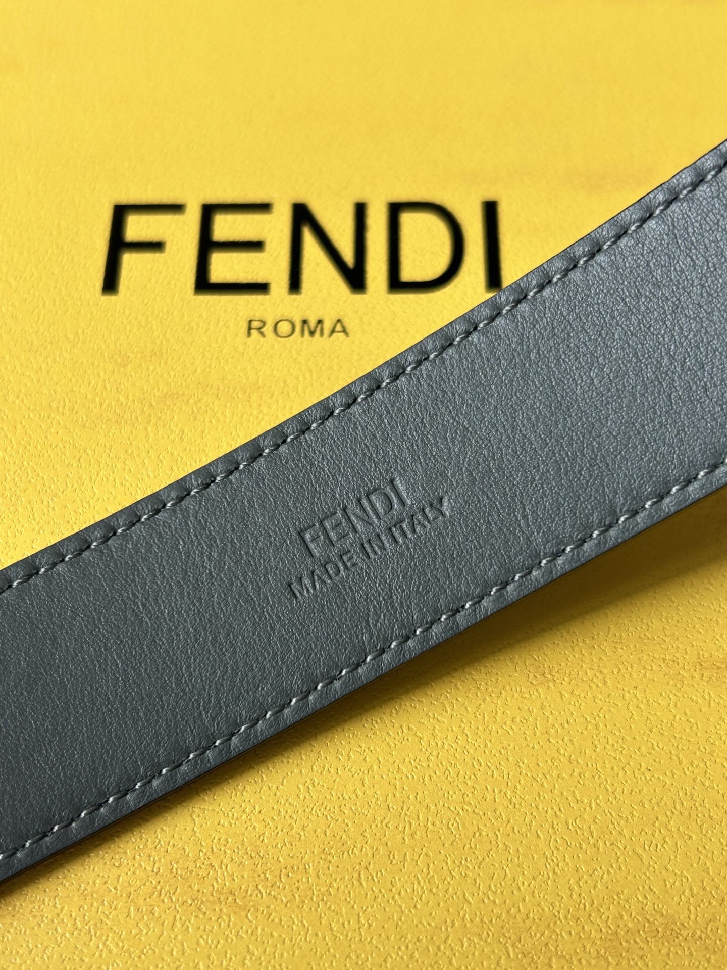  FENDI （芬迪）专柜同款  男士窄版腰带  宽3.0cm 全粒面蓝色光滑小牛皮灰色内衬 皮质柔软 