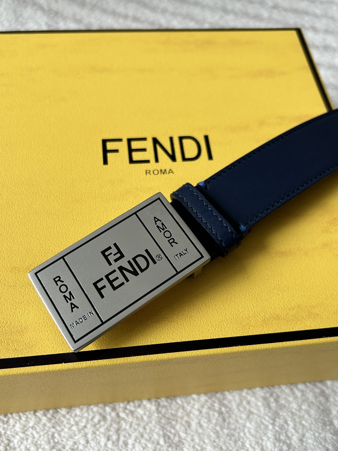  FENDI （芬迪）专柜同款  男士窄版腰带  宽3.0cm 全粒面蓝色光滑小牛皮灰色内衬 皮质柔软 