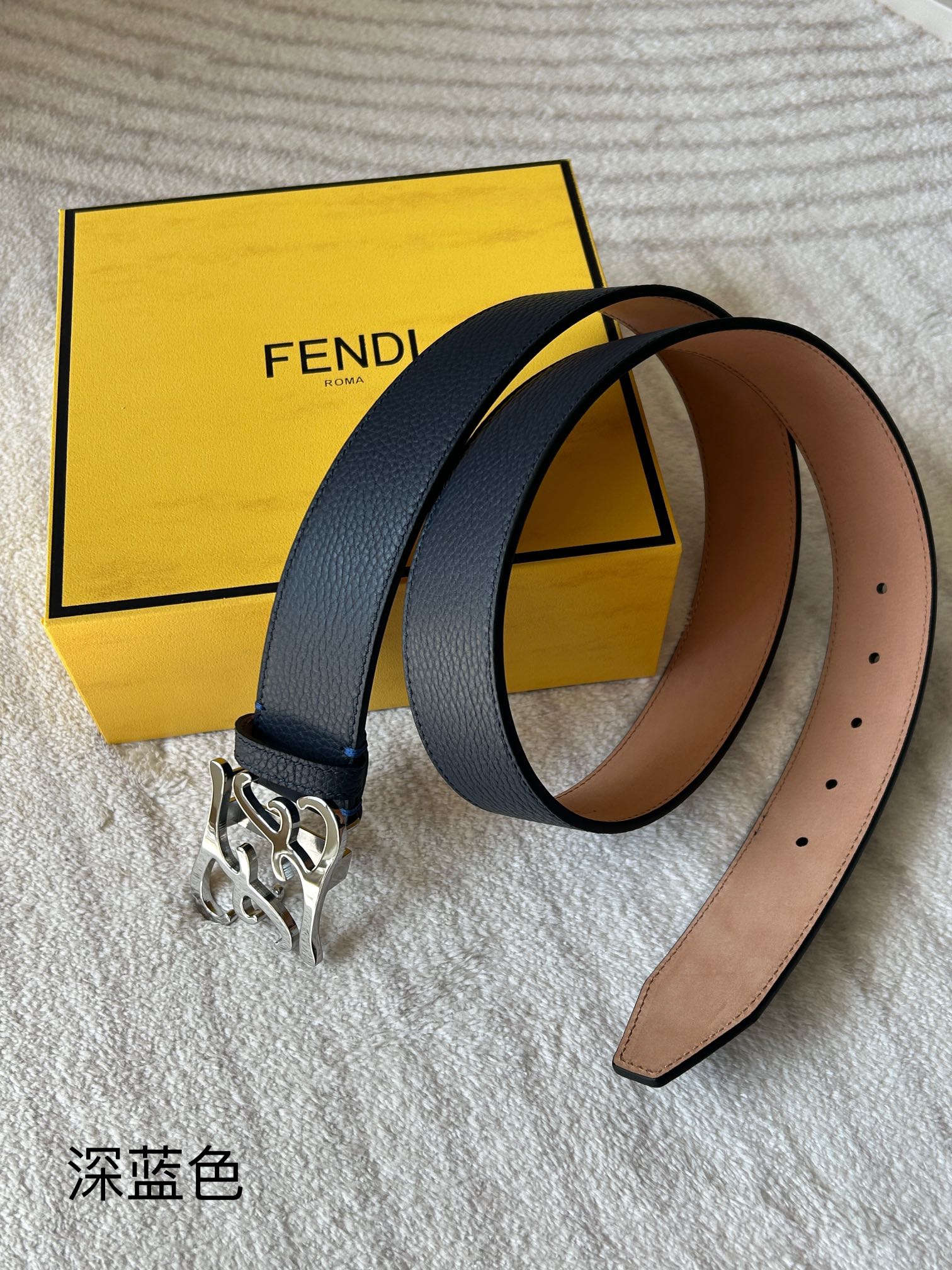  FENDI （芬迪）专柜同款 男款休闲牛皮Karligap-hy扣环腰带 蓝色意大利罗马诺头层牛皮，宽