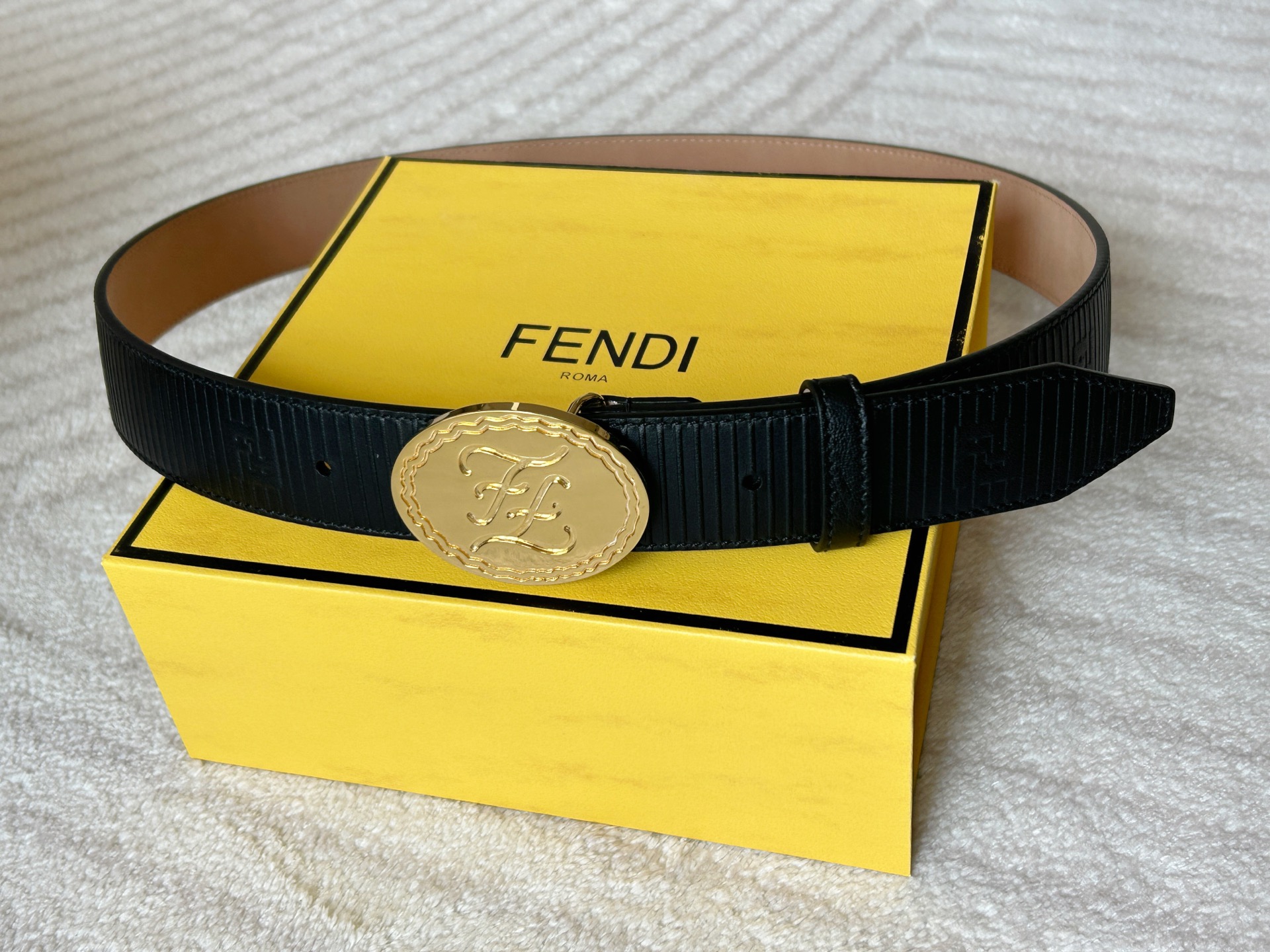  FENDI (芬迪) 男款休闲腰带 宽3.4cm 黑色粒面牛皮材质，饰有FF图案和凸纹天然橡胶条纹，金