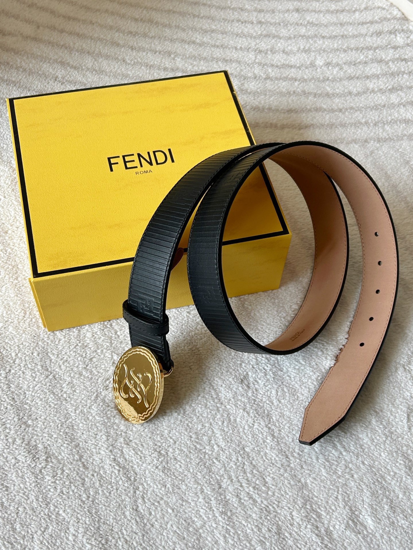  FENDI (芬迪) 男款休闲腰带 宽3.4cm 黑色粒面牛皮材质，饰有FF图案和凸纹天然橡胶条纹，金
