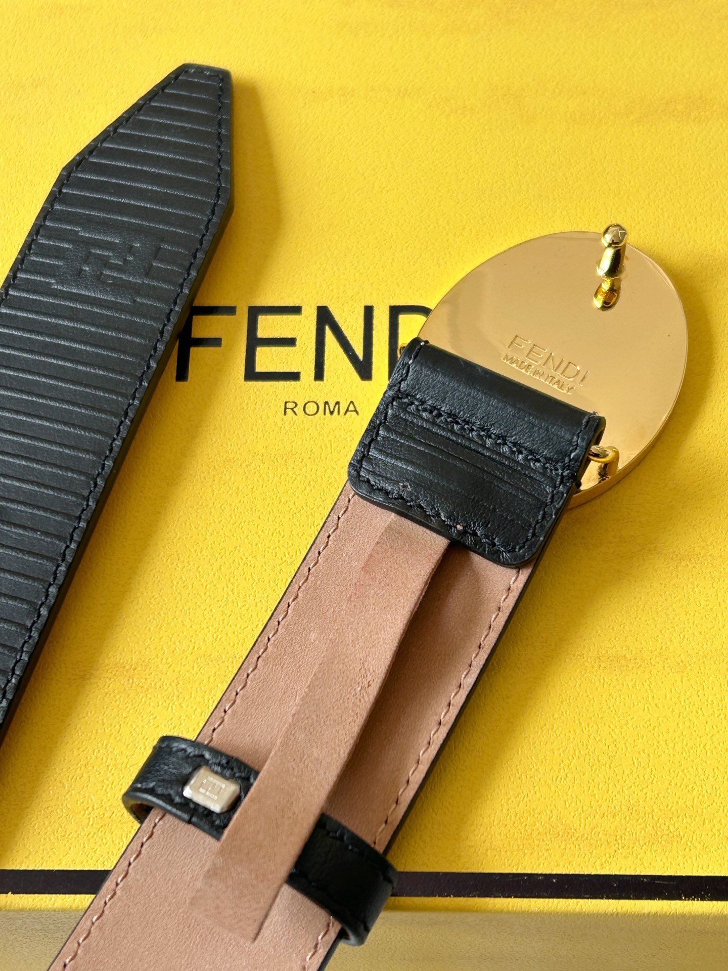  FENDI (芬迪) 男款休闲腰带 宽3.4cm 黑色粒面牛皮材质，饰有FF图案和凸纹天然橡胶条纹，金