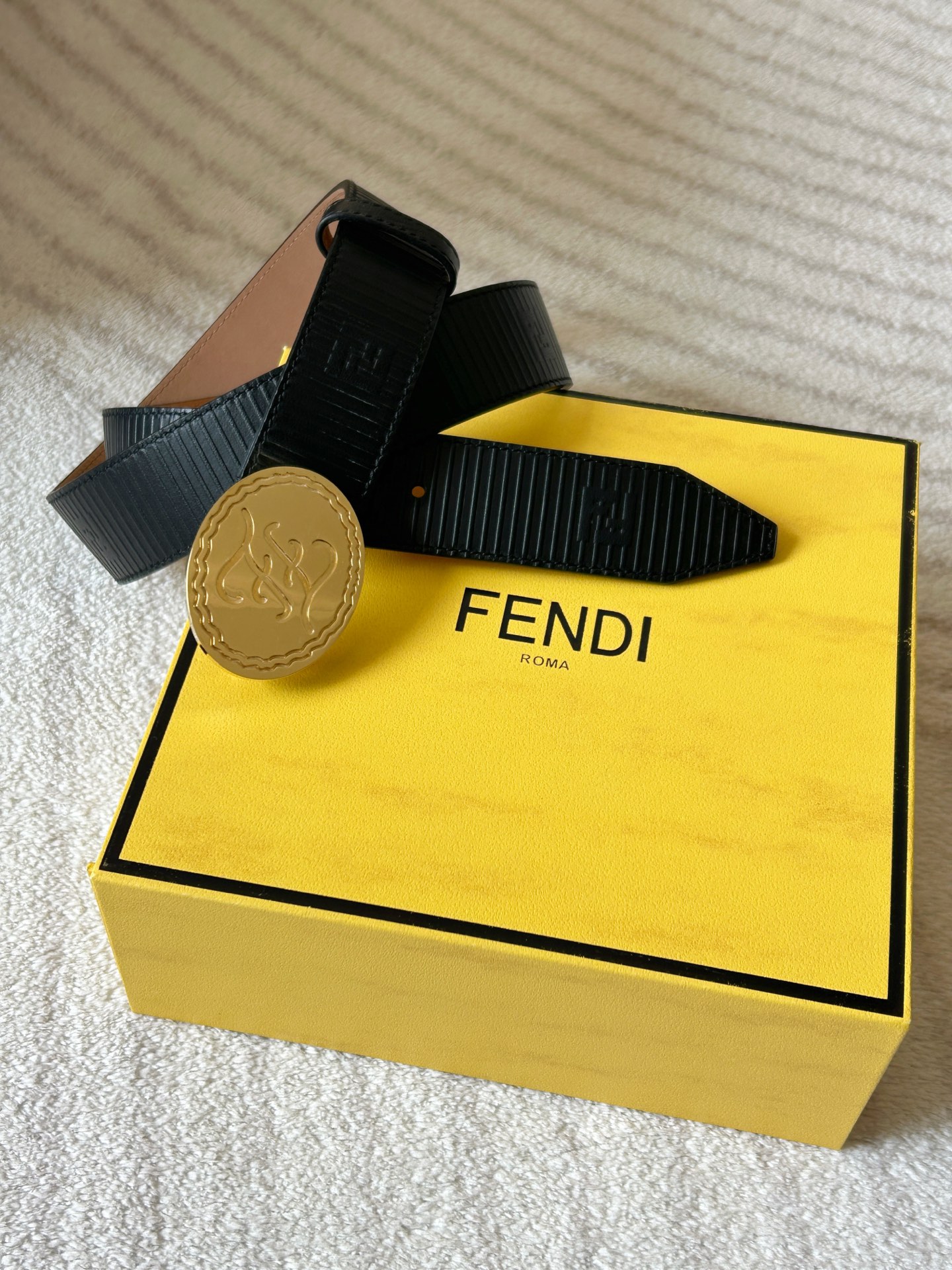  FENDI (芬迪) 男款休闲腰带 宽3.4cm 黑色粒面牛皮材质，饰有FF图案和凸纹天然橡胶条纹，金