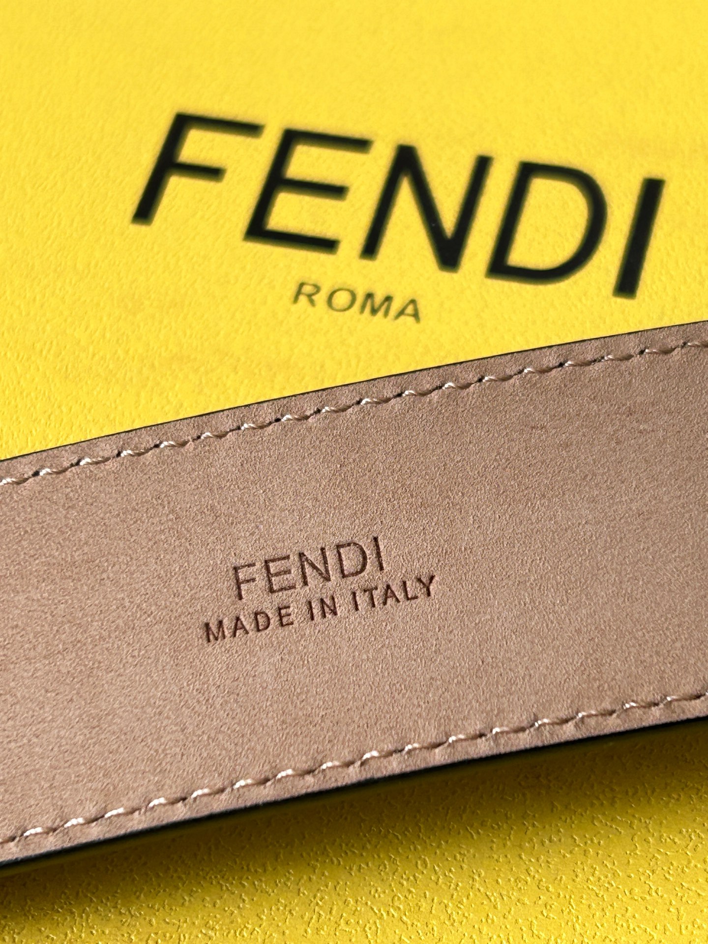  FENDI (芬迪) 男款休闲腰带 宽3.4cm 白色粒面牛皮材质，饰有FF图案和凸纹天然橡胶条纹，银