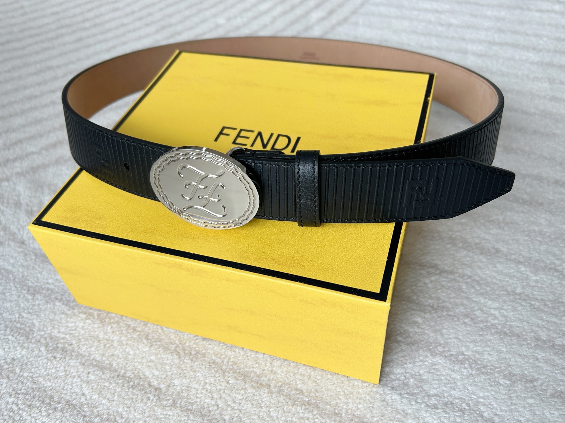  FENDI (芬迪) 男款休闲腰带 宽3.4cm 黑色粒面牛皮材质，饰有FF图案和凸纹天然橡胶条纹，银