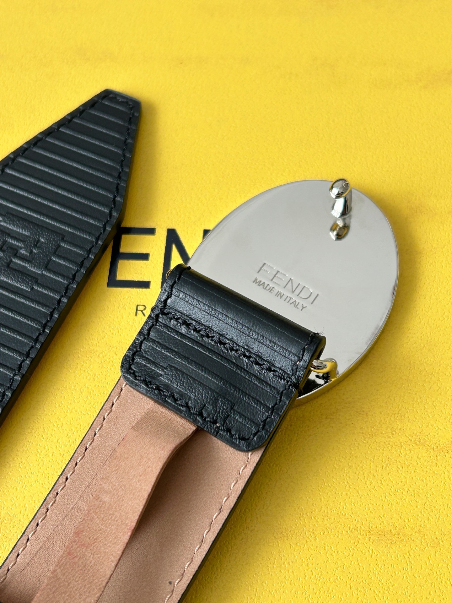  FENDI (芬迪) 男款休闲腰带 宽3.4cm 黑色粒面牛皮材质，饰有FF图案和凸纹天然橡胶条纹，银