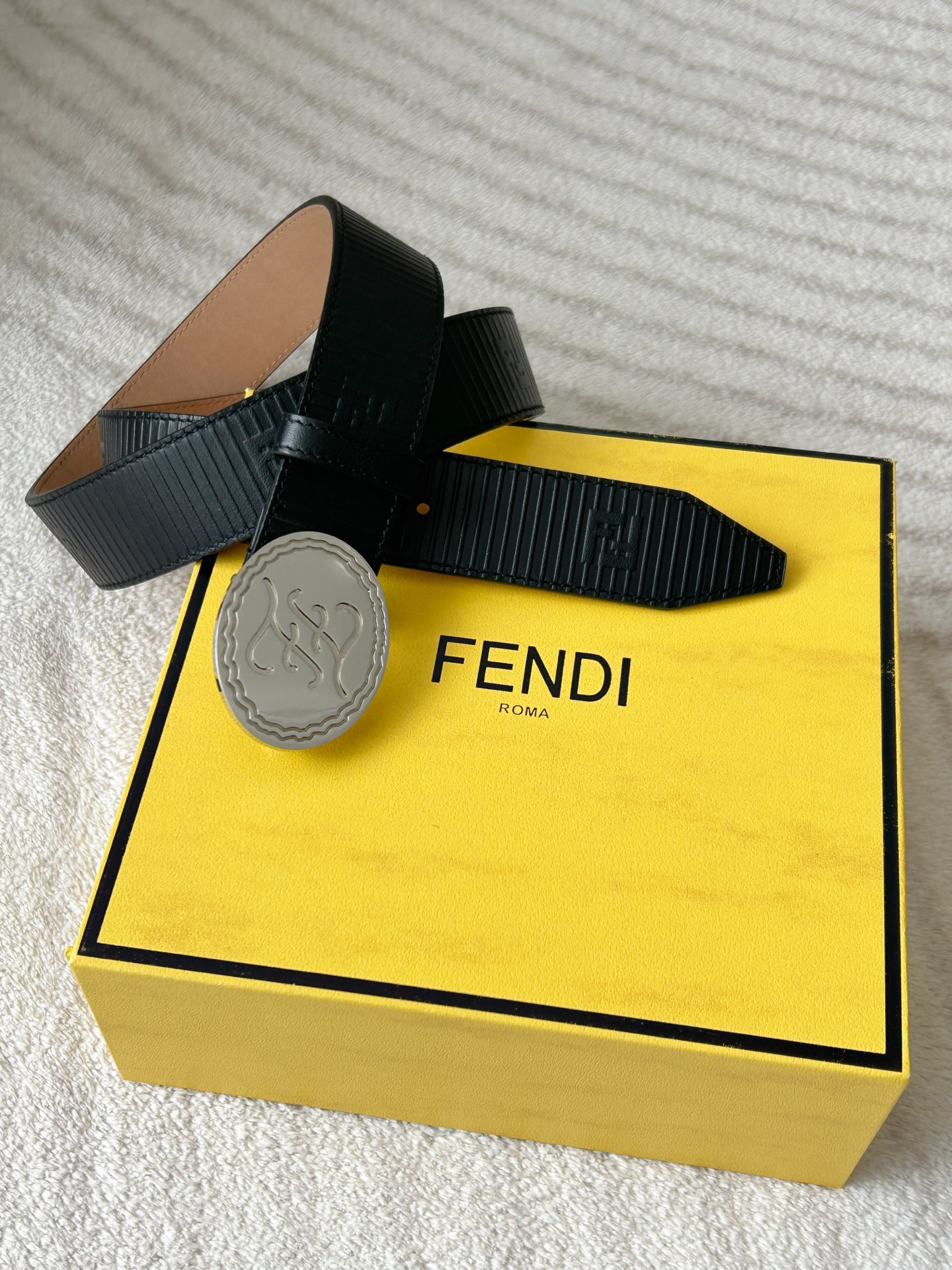  FENDI (芬迪) 男款休闲腰带 宽3.4cm 黑色粒面牛皮材质，饰有FF图案和凸纹天然橡胶条纹，银