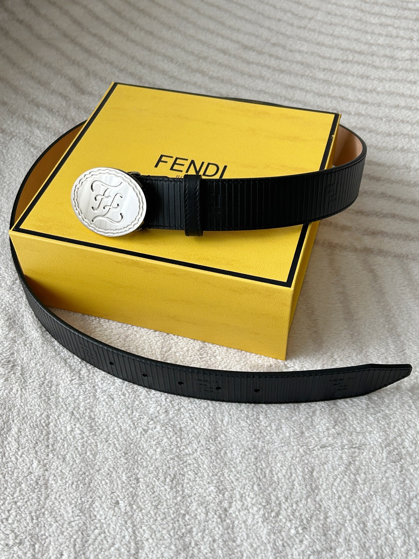  FENDI (芬迪) 男款休闲腰带 宽3.4cm 黑色粒面牛皮材质，饰有FF图案和凸纹天然橡胶条纹，银