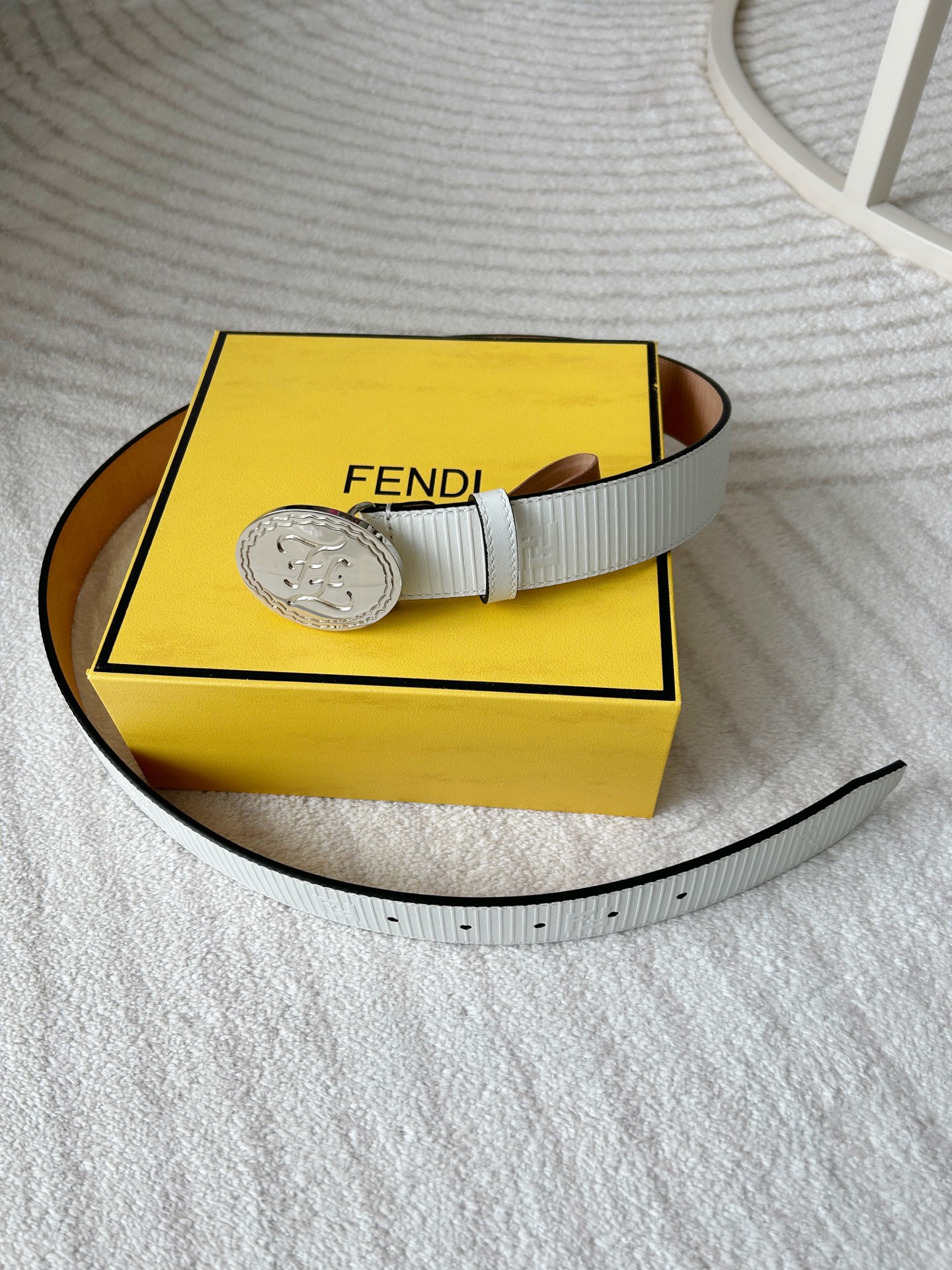  FENDI (芬迪) 男款休闲腰带 宽3.4cm 白色粒面牛皮材质，饰有FF图案和凸纹天然橡胶条纹，银