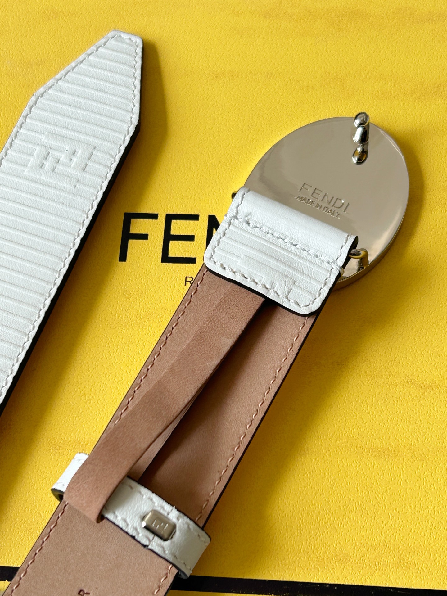  FENDI (芬迪) 男款休闲腰带 宽3.4cm 白色粒面牛皮材质，饰有FF图案和凸纹天然橡胶条纹，银