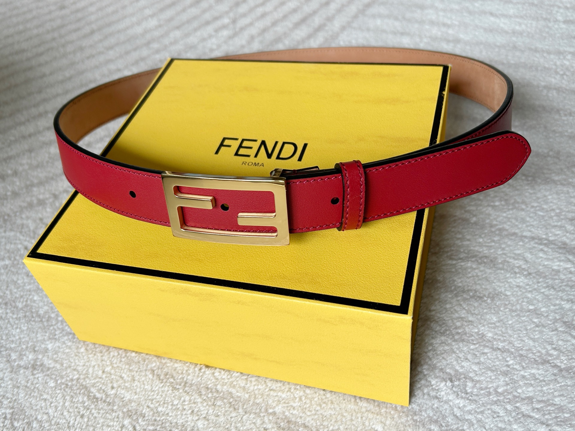 “Ms. Findl’s Classic Double-F Button Belt: High-Quality Fashion with Style” - 图片 6