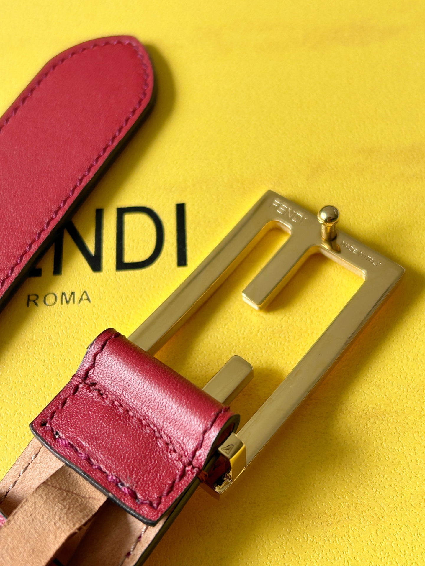 “Ms. Findl’s Classic Double-F Button Belt: High-Quality Fashion with Style” - 图片 3