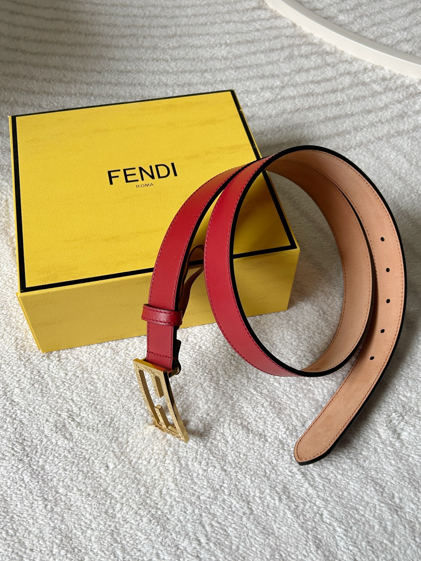 “Ms. Findl’s Classic Double-F Button Belt: High-Quality Fashion with Style” - 图片 4