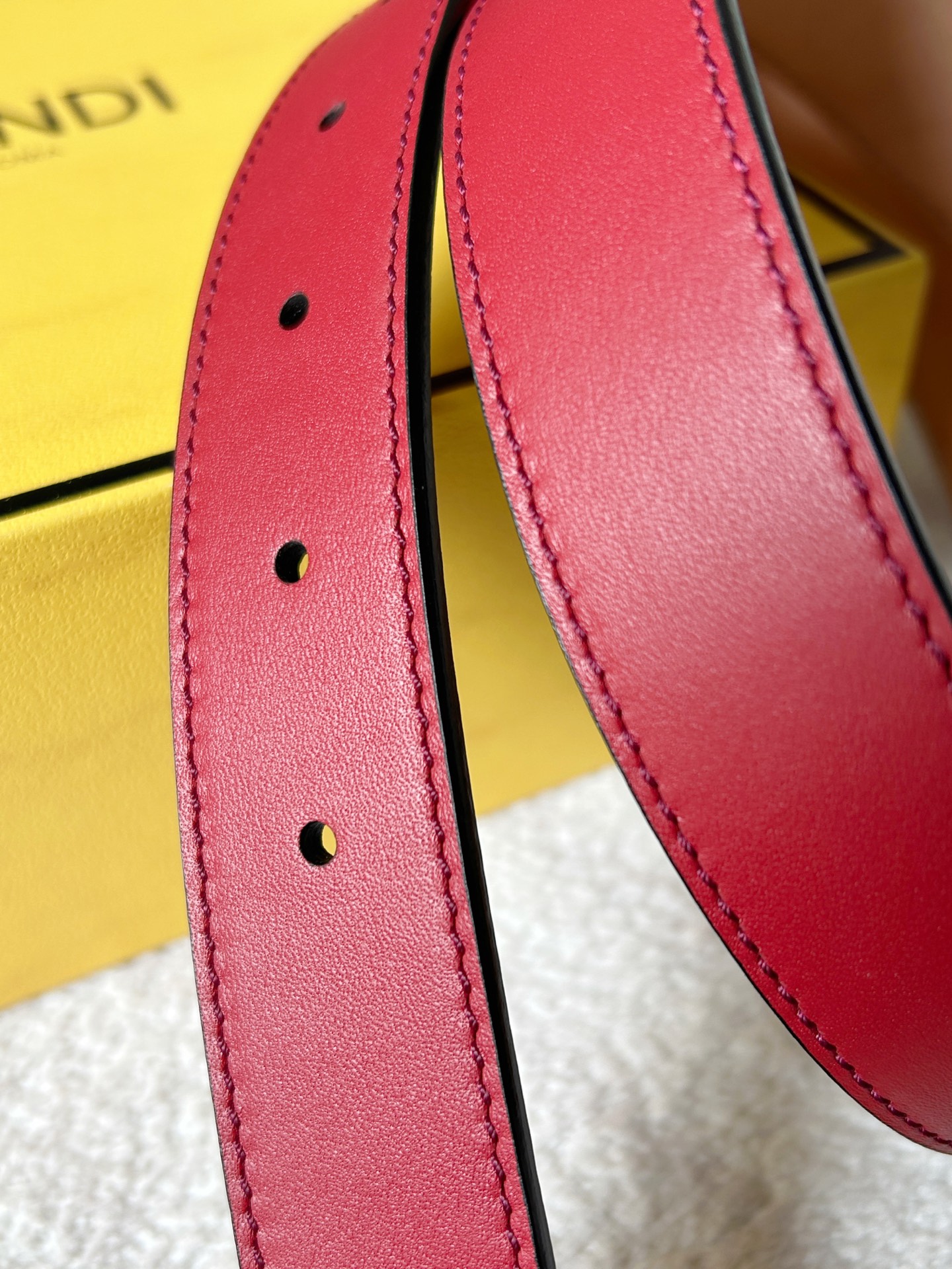 “Ms. Findl’s Classic Double-F Button Belt: High-Quality Fashion with Style” - 图片 5