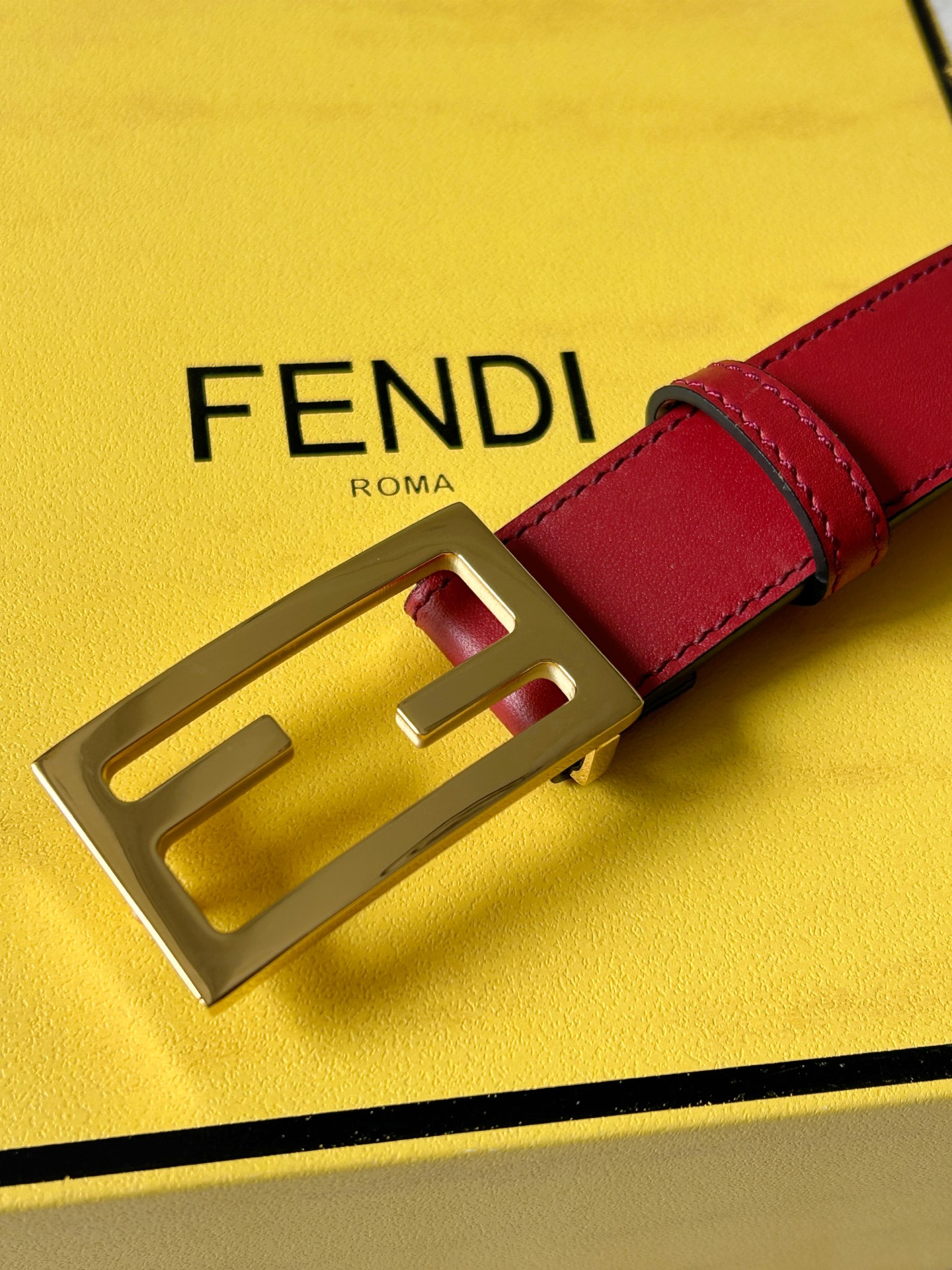 “Ms. Findl’s Classic Double-F Button Belt: High-Quality Fashion with Style” - 图片 2