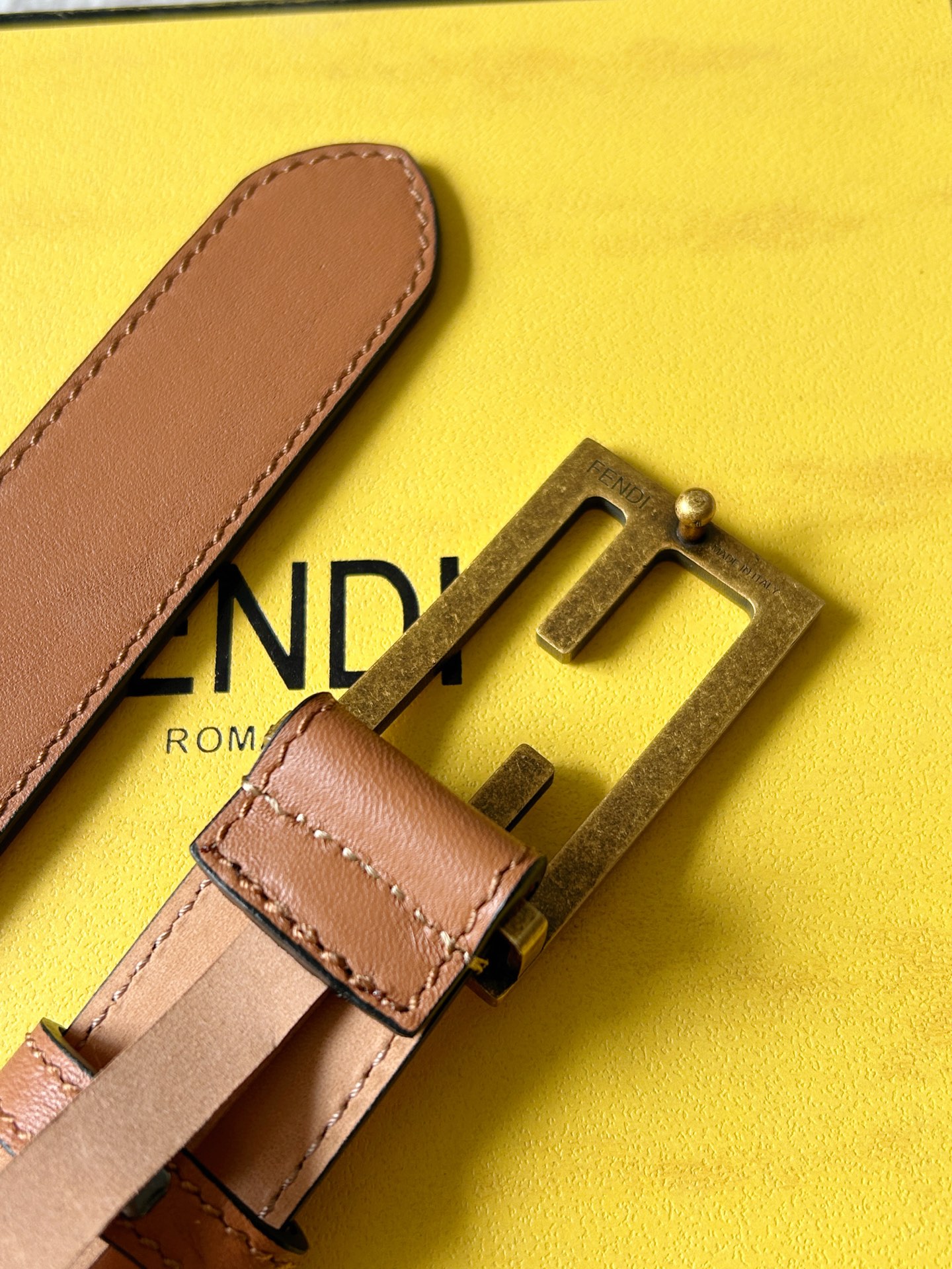 “Ms. Findl’s Classic Double-F Button Belt: High-Quality Fashion Statement” - 图片 3