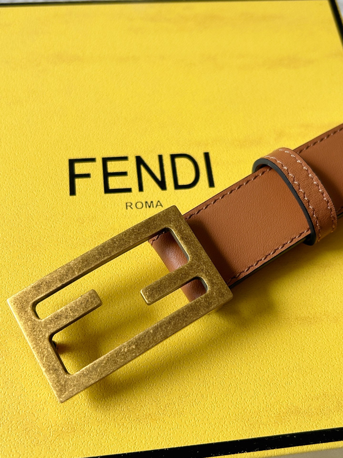 “Ms. Findl’s Classic Double-F Button Belt: High-Quality Fashion Statement” - 图片 2
