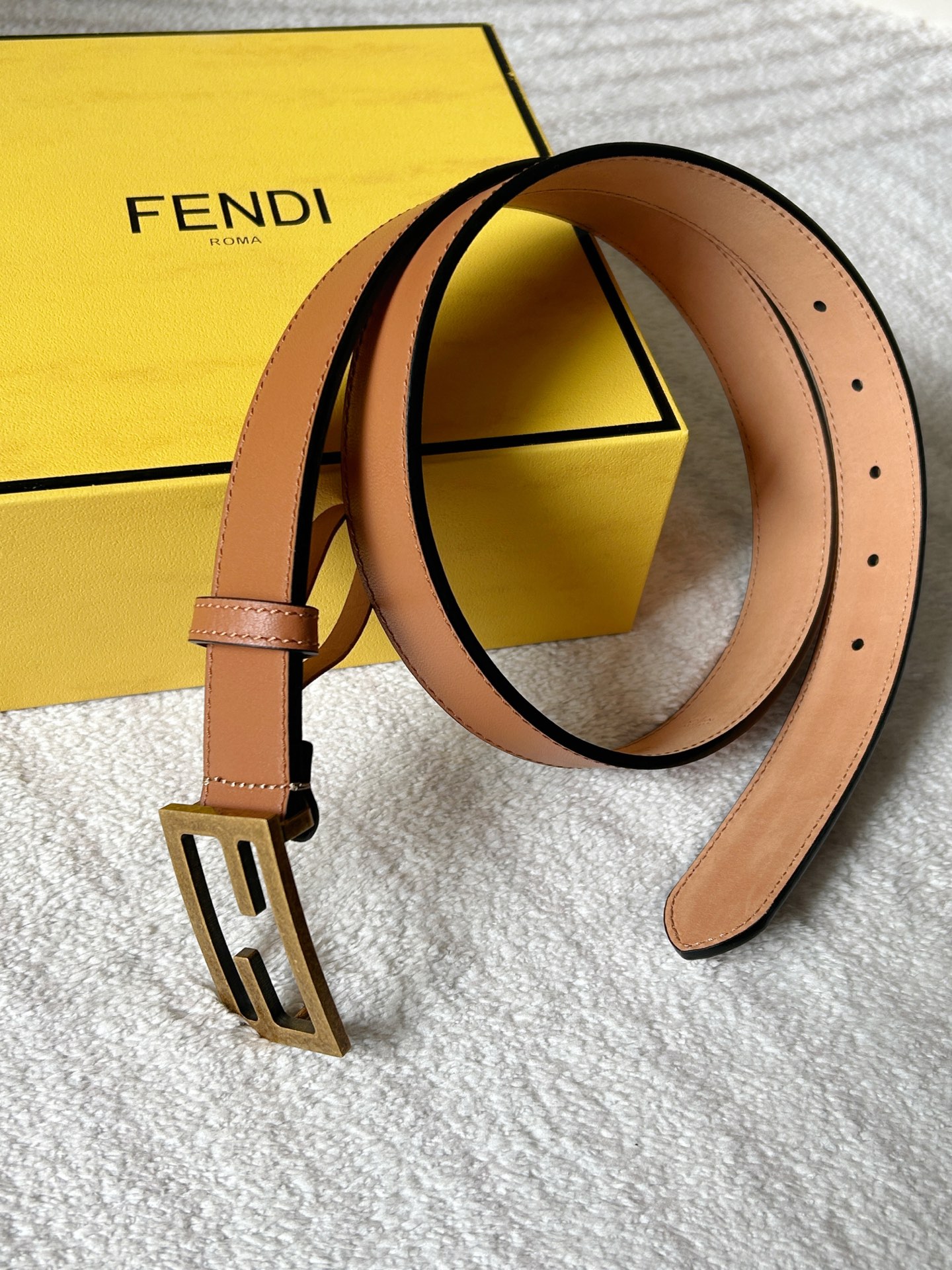 “Ms. Findl’s Classic Double-F Button Belt: High-Quality Fashion Statement” - 图片 4