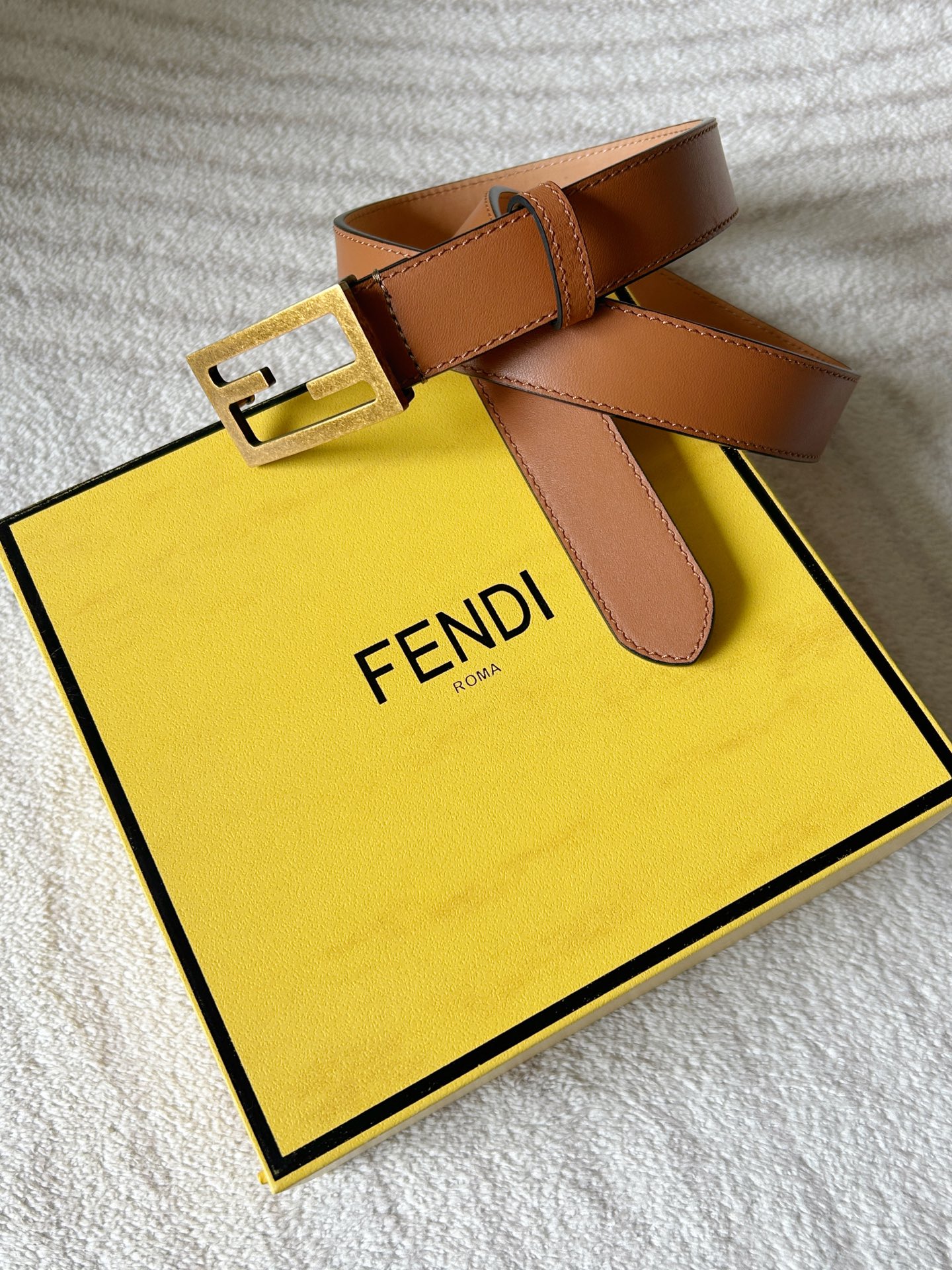 “Ms. Findl’s Classic Double-F Button Belt: High-Quality Fashion Statement” - 图片 1