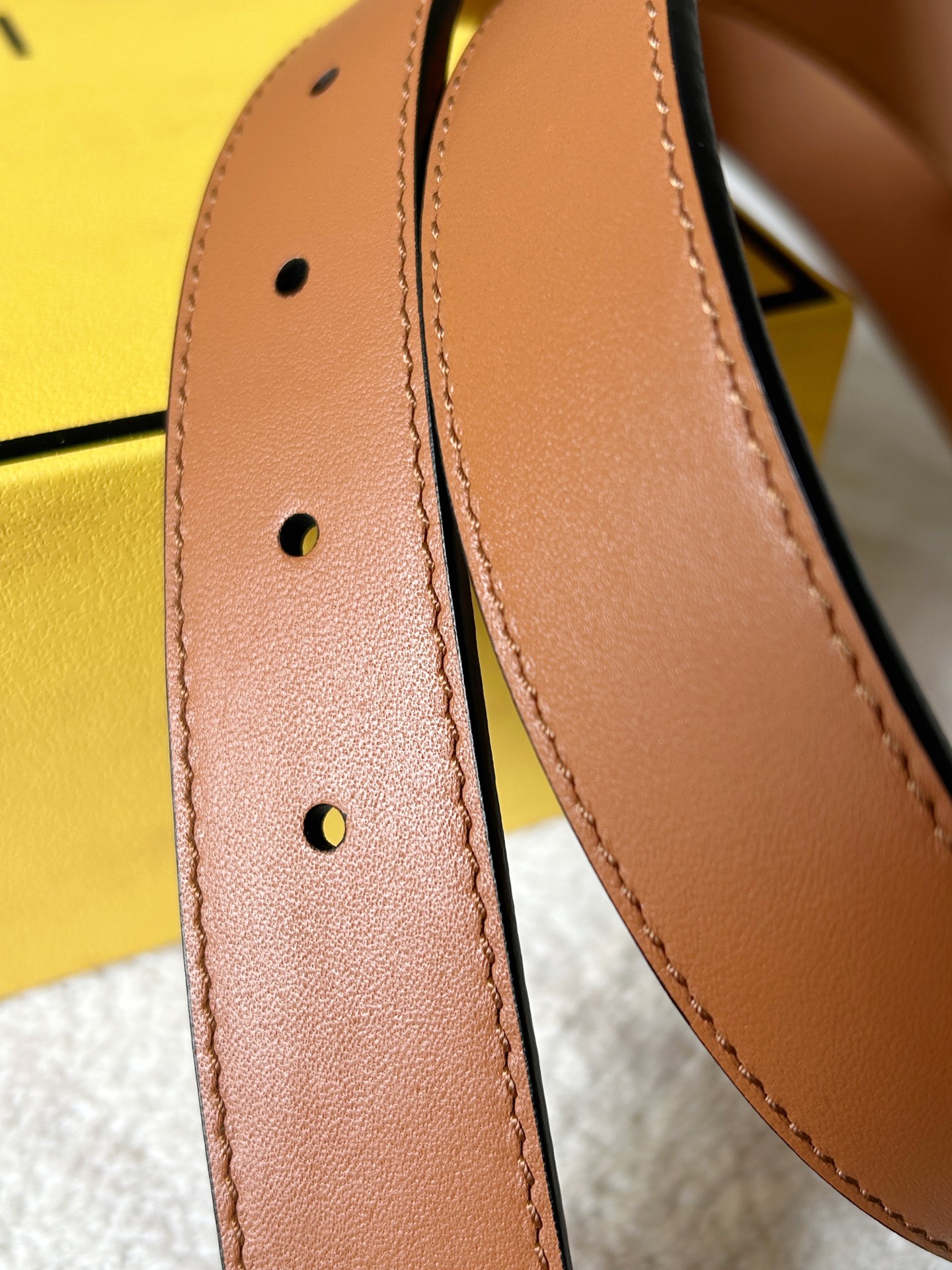 “Ms. Findl’s Classic Double-F Button Belt: High-Quality Fashion Statement” - 图片 5