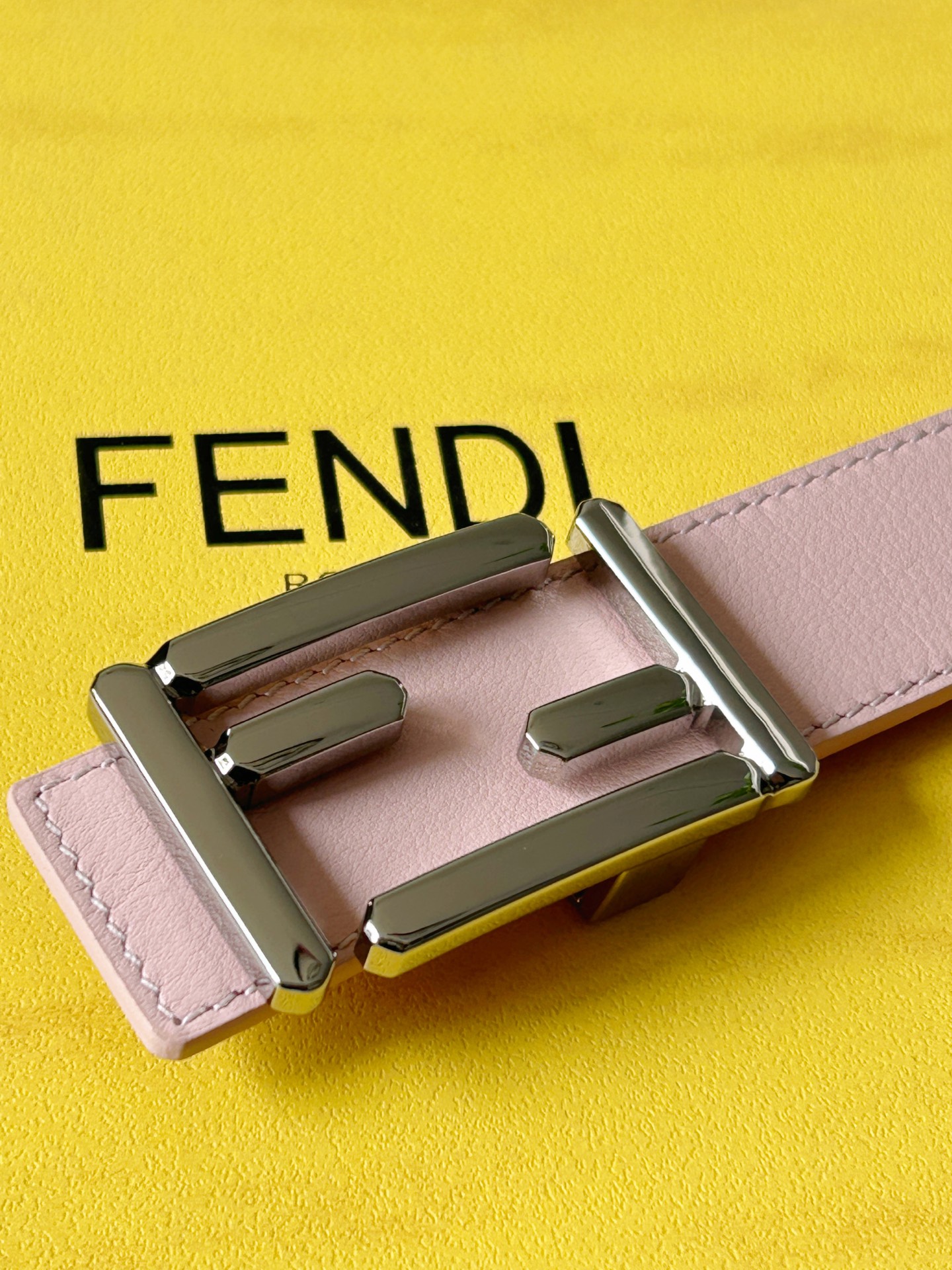 [Fendi Belts]3.0cm wide and made of light pink cowhide Excellent texture The i