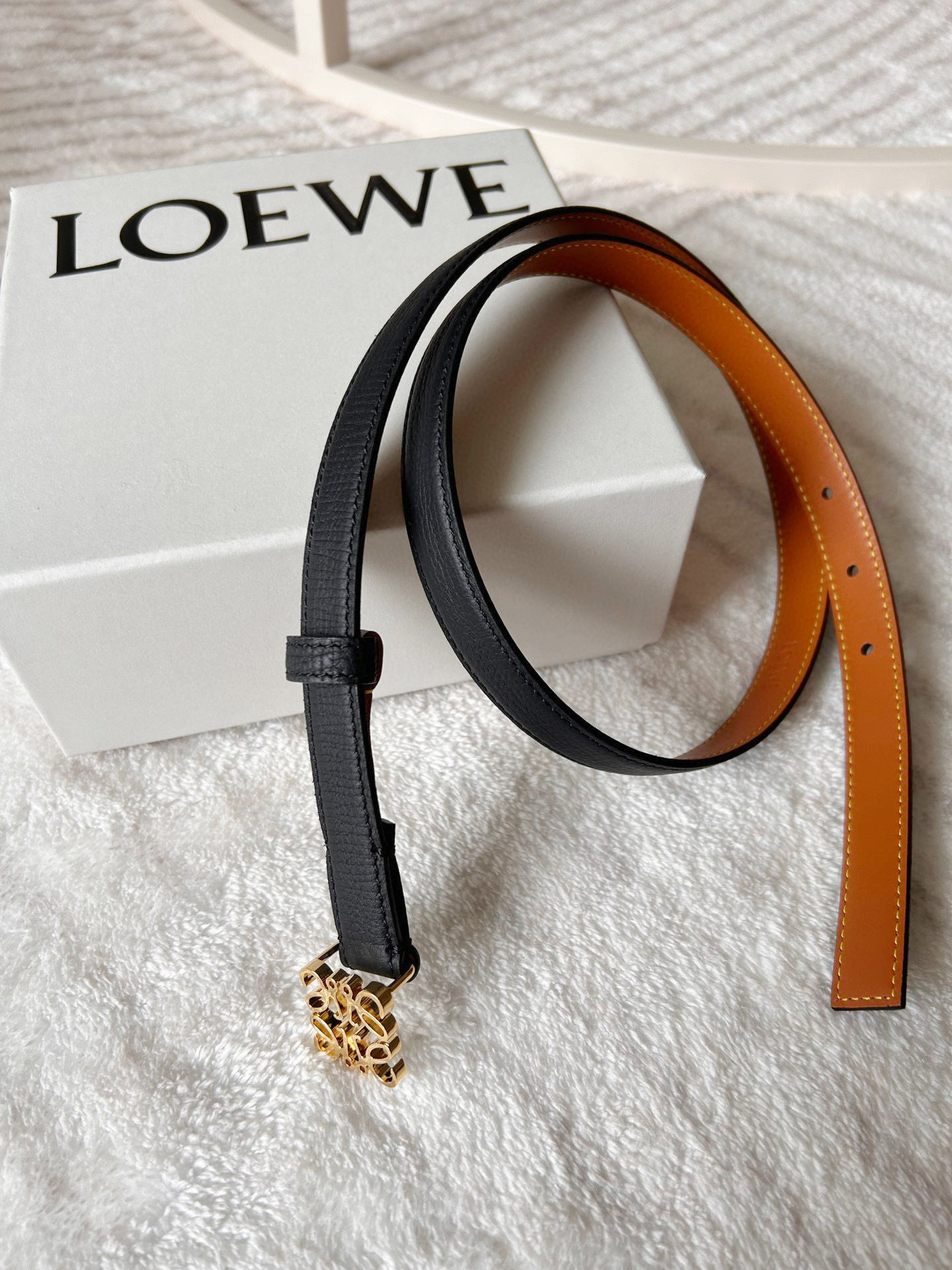 Elegant 2.0 cm Wide Belt with Gold Metal Button and Craftsmanship Aesthetic - 图片 3