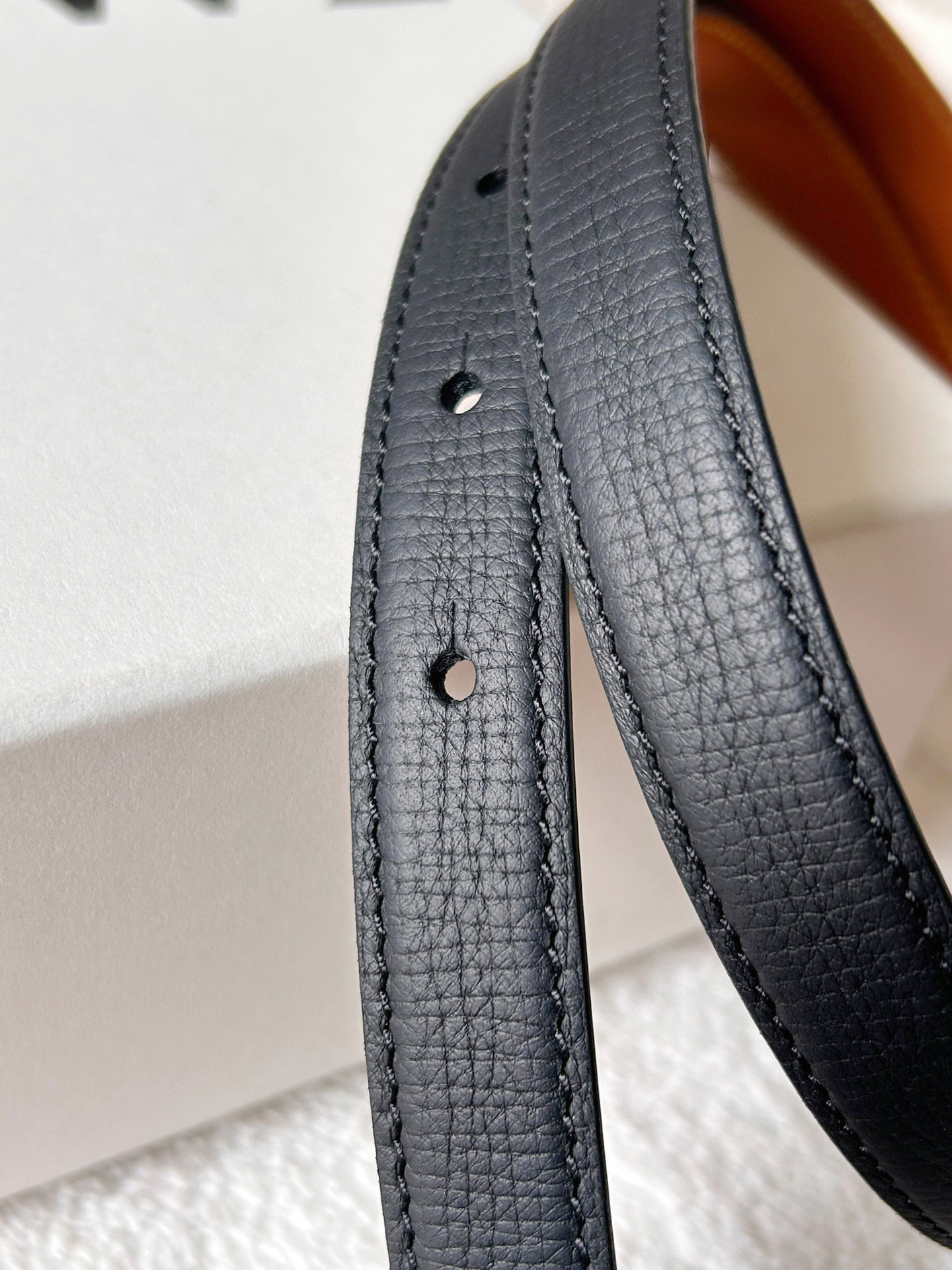 Elegant 2.0 cm Wide Belt with Gold Metal Button and Craftsmanship Aesthetic - 图片 7