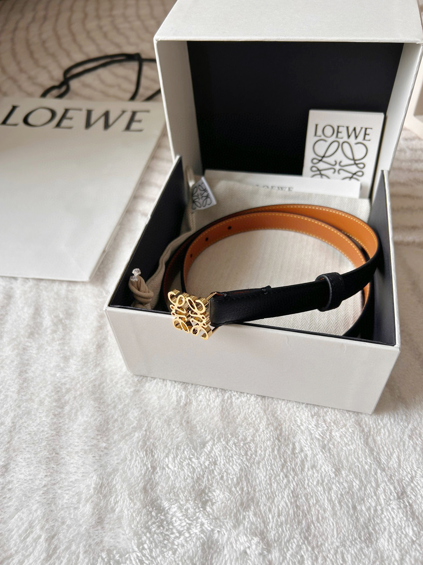 Elegant 2.0 cm Wide Belt with Gold Metal Button and Craftsmanship Aesthetic - 图片 4