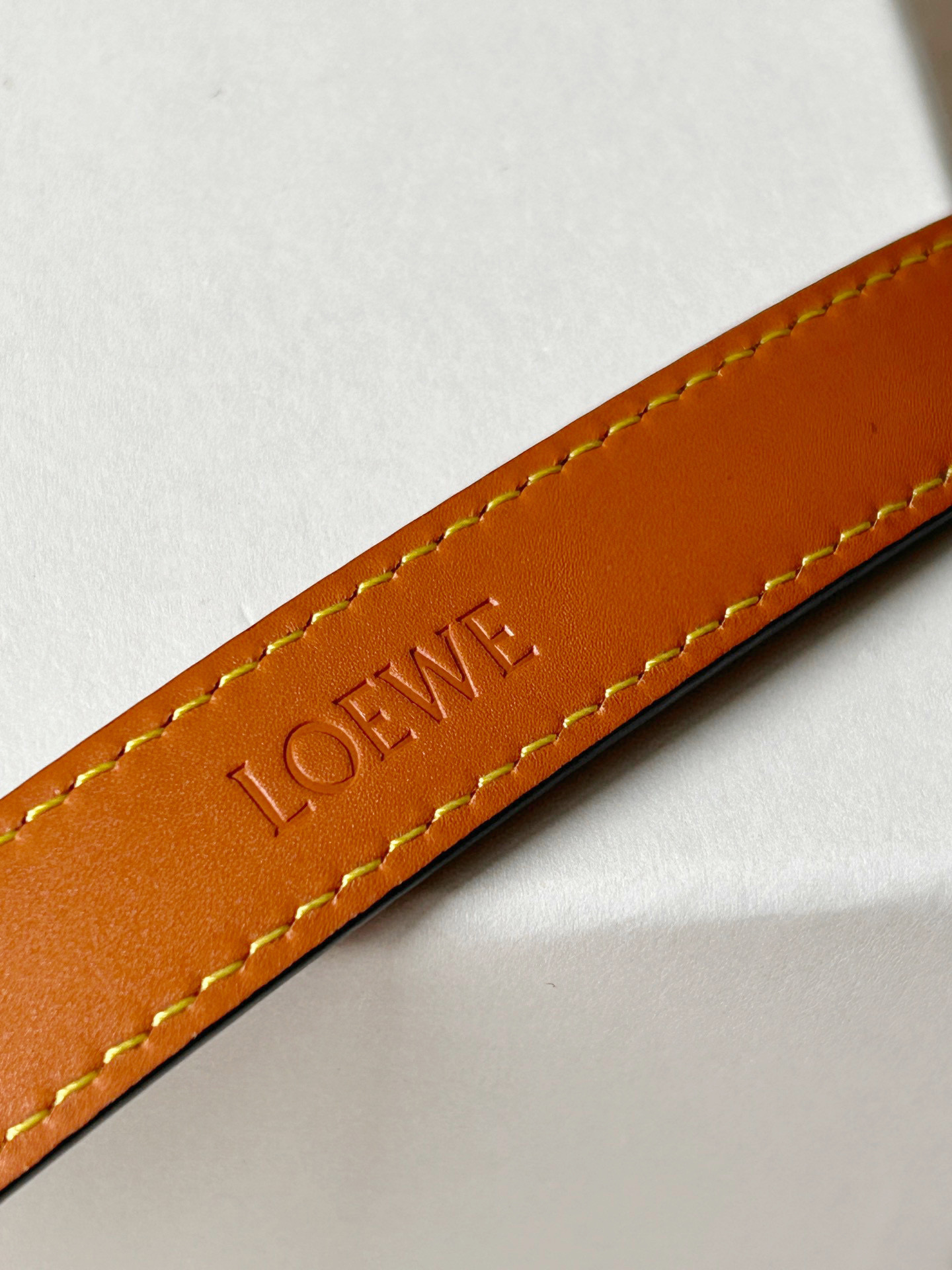 Elegant Women’s Belt with Gold Metal Button and Craftsmanship Focus. - 图片 7
