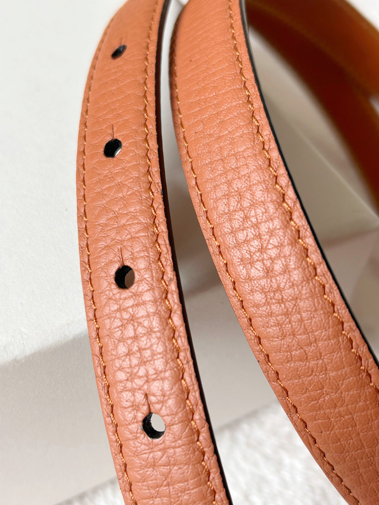 Elegant Women’s Belt with Gold Metal Button and Craftsmanship Focus. - 图片 6