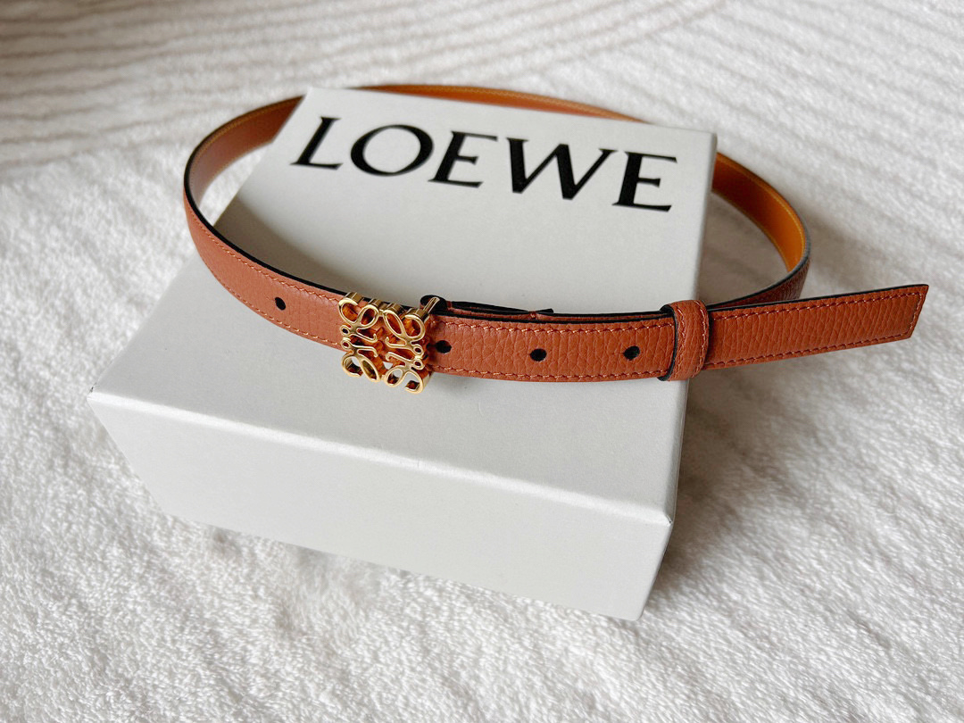 Elegant Women’s Belt with Gold Metal Button and Craftsmanship Focus. - 图片 5