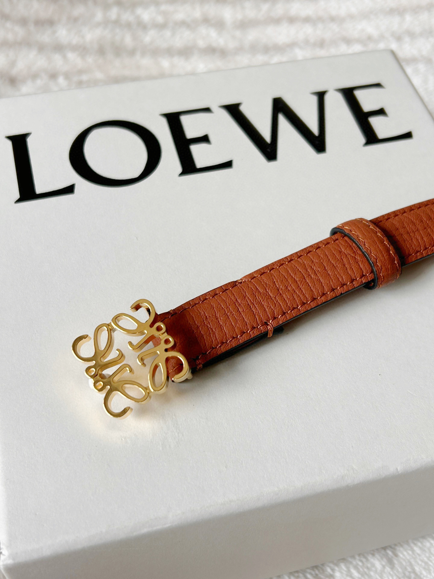 Elegant Women’s Belt with Gold Metal Button and Craftsmanship Focus. - 图片 4