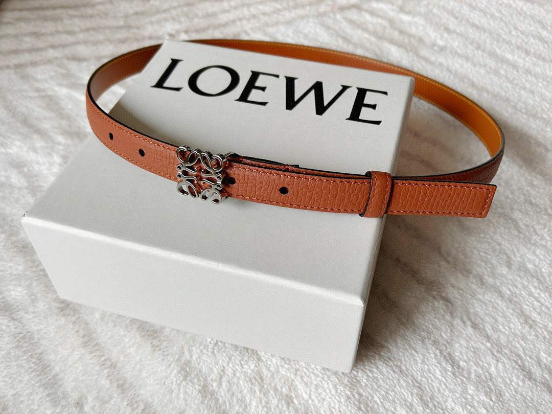 Elegant Women’s Belt: Crafted with Fine Details and Gold Metal Button - 图片 5