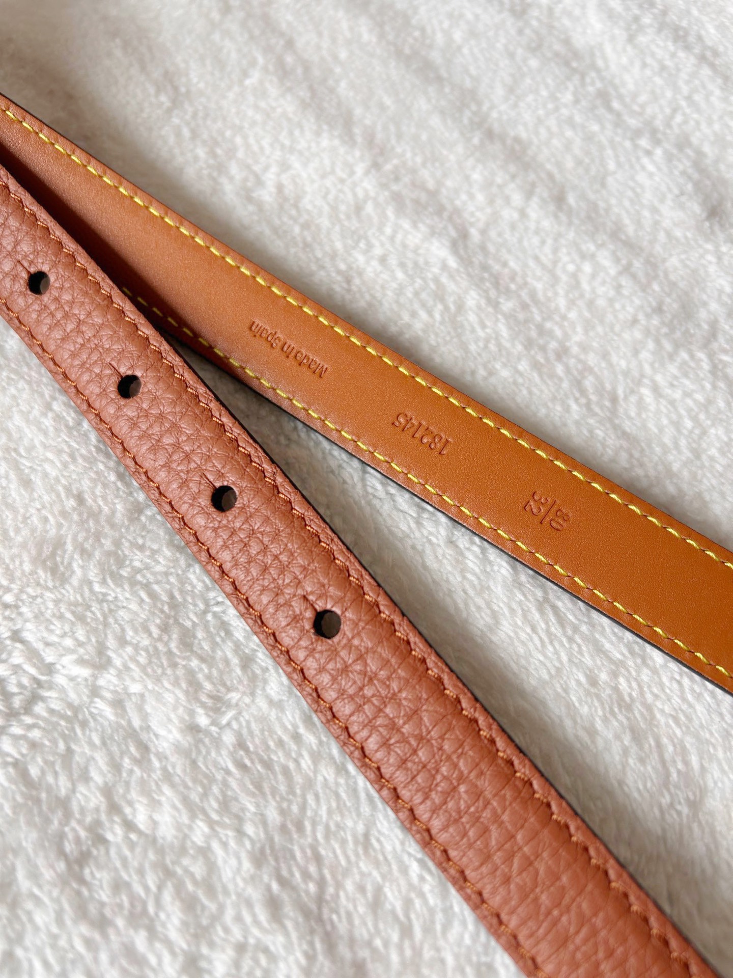Elegant Women’s Belt: Crafted with Fine Details and Gold Metal Button - 图片 7