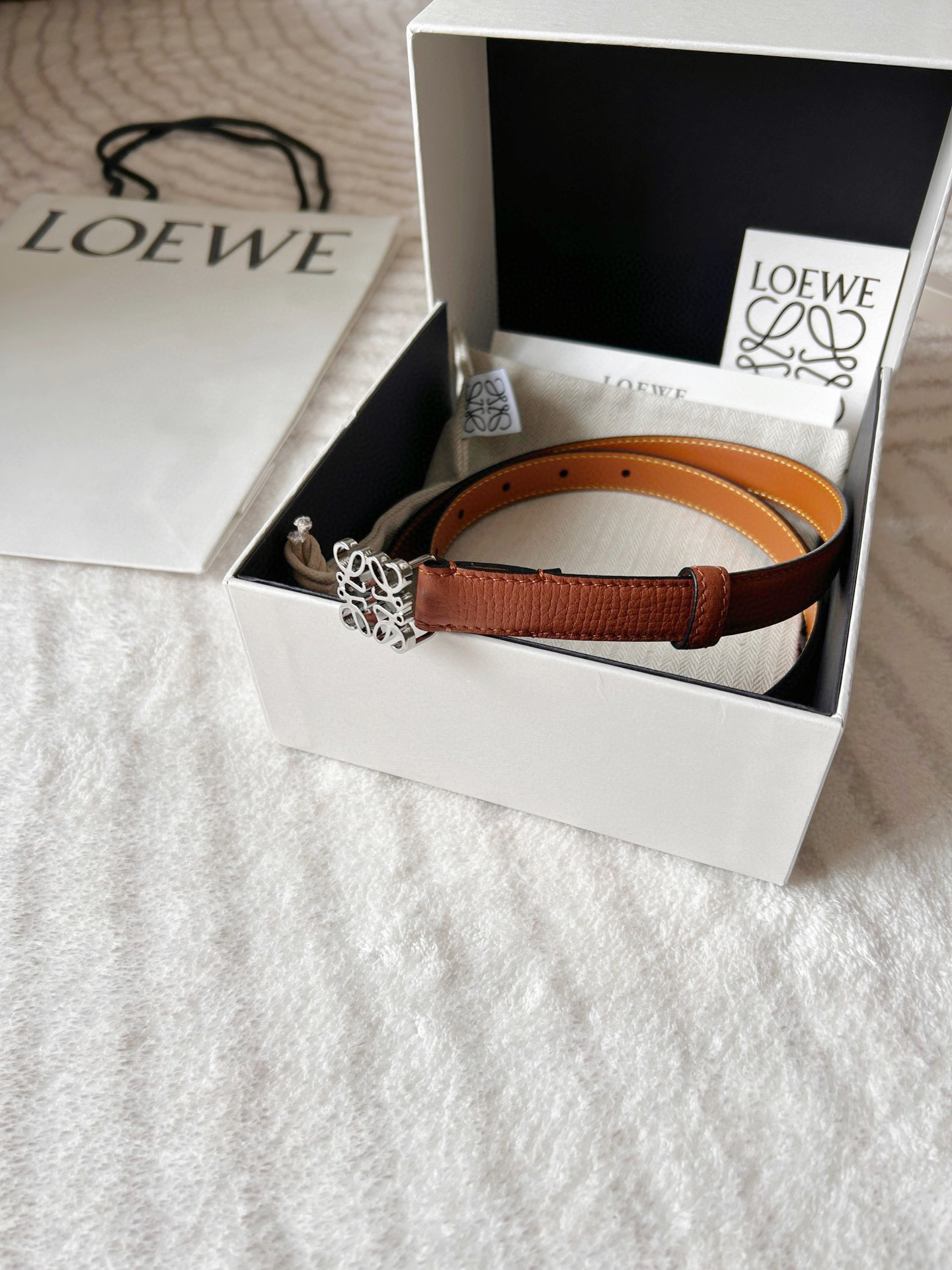 Elegant Women’s Belt: Crafted with Fine Details and Gold Metal Button - 图片 4
