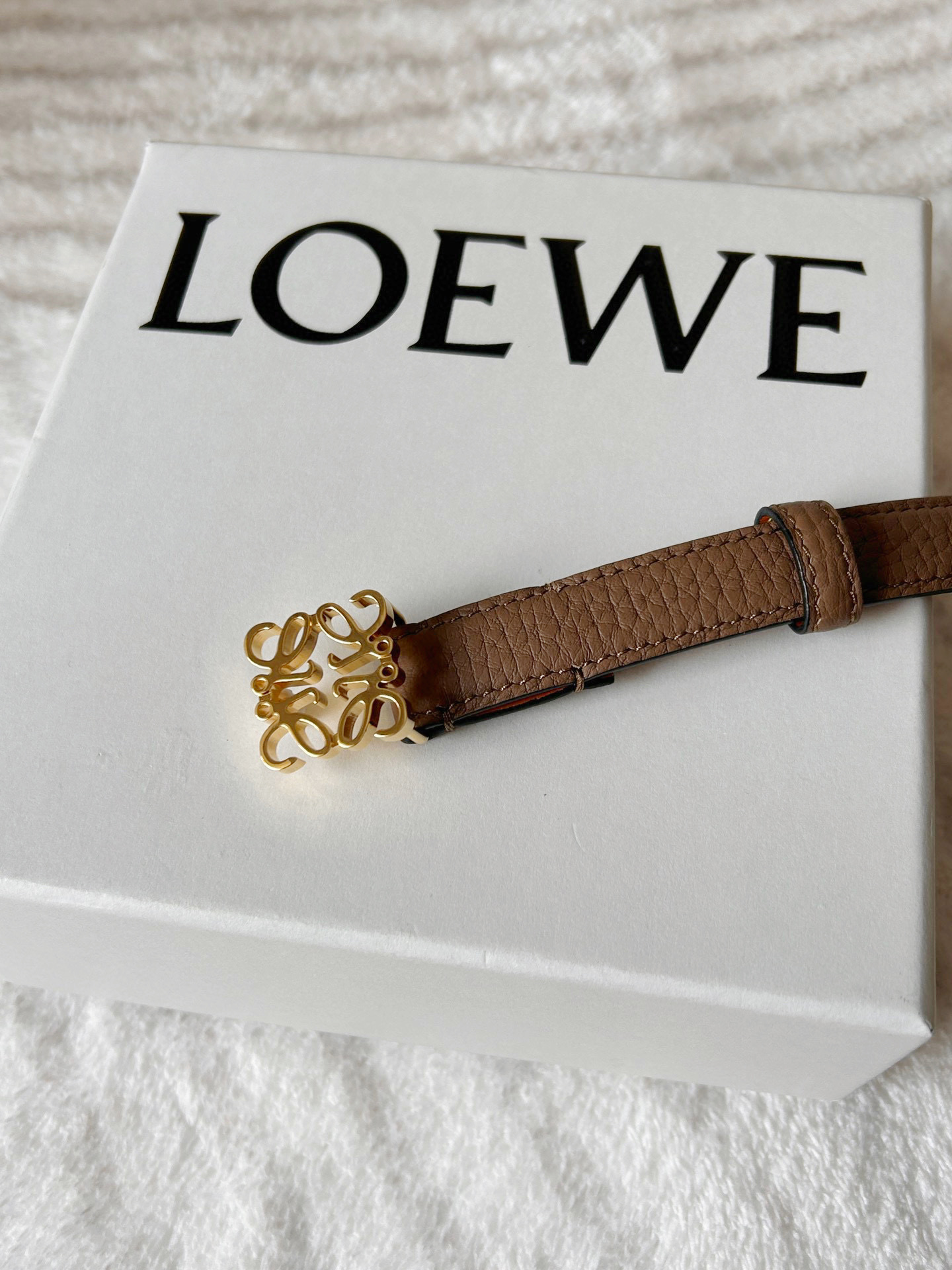 Chic and Classic: 2.0 cm Wide Belt with Gold Metal Button - 图片 4