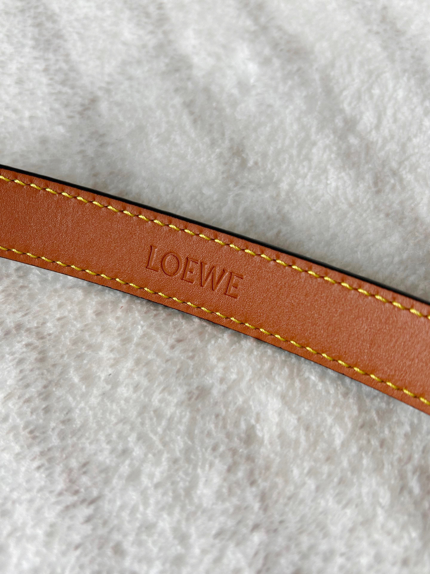 Chic and Classic: 2.0 cm Wide Belt with Gold Metal Button - 图片 6