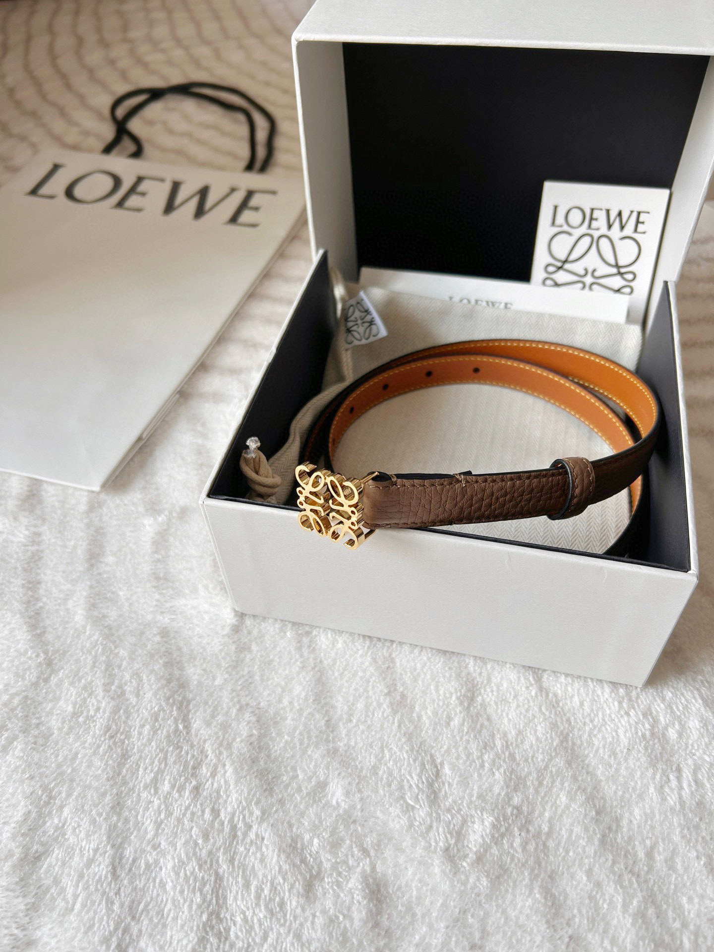 Chic and Classic: 2.0 cm Wide Belt with Gold Metal Button - 图片 7