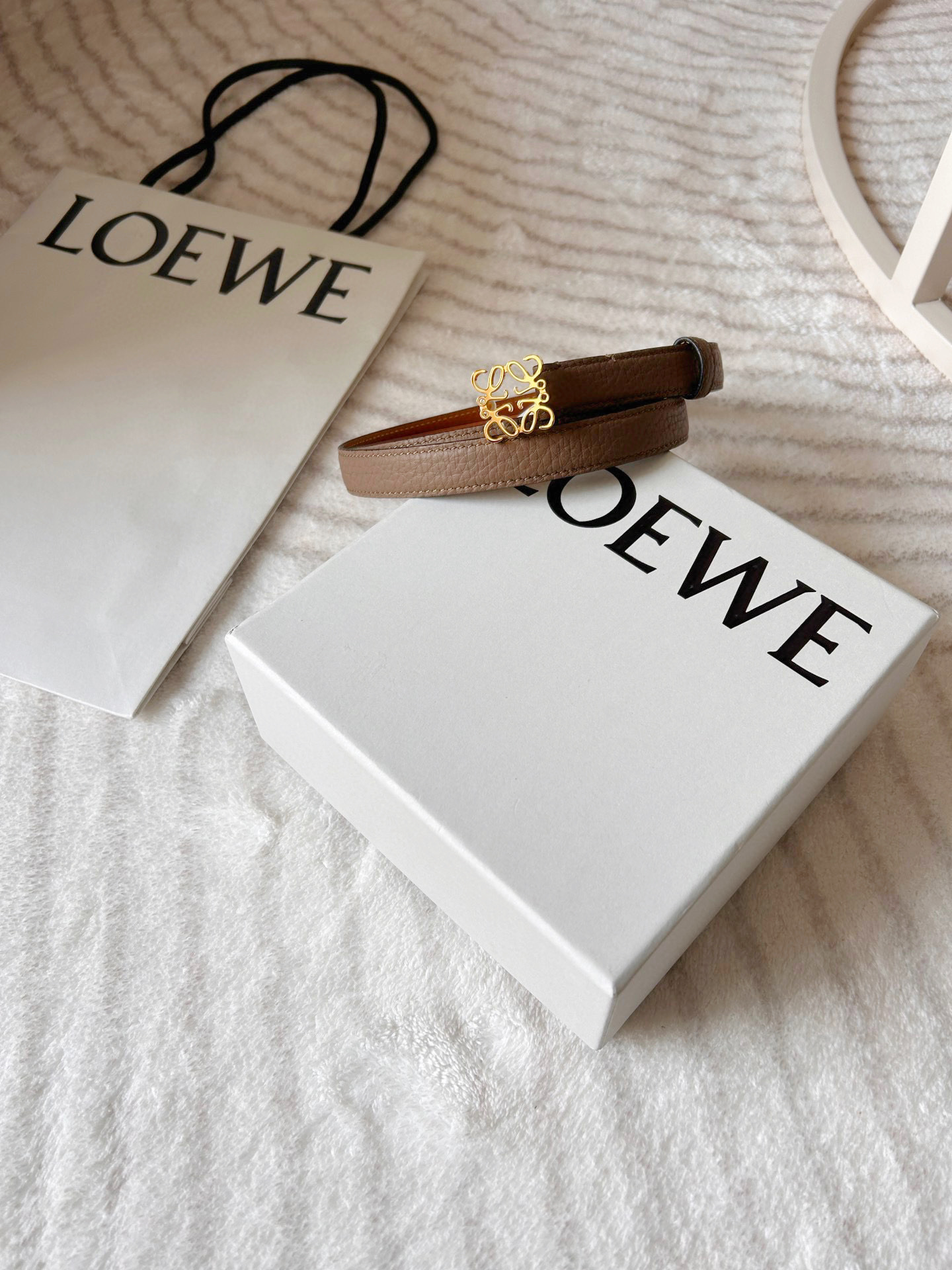Chic and Classic: 2.0 cm Wide Belt with Gold Metal Button - 图片 2